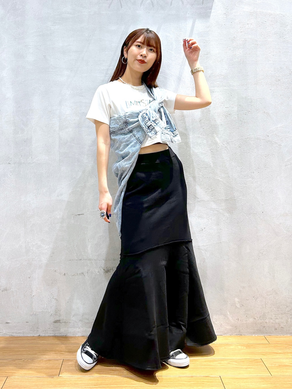 「肌見せ、ショート丈、Tシャツ、スエットスカート、マーメイドスカート、デニムシャツ、たすき掛け、カジュアルコーデ、骨格ナチュラル」｜「PAGEBOYのデニムスナップルーズシャツ（シャツ/ブラウス、ブルー系）」を使った、ゆきほさん（骨格ナチュラル・レディース・159cm）の春コーディネートの1枚目の写真