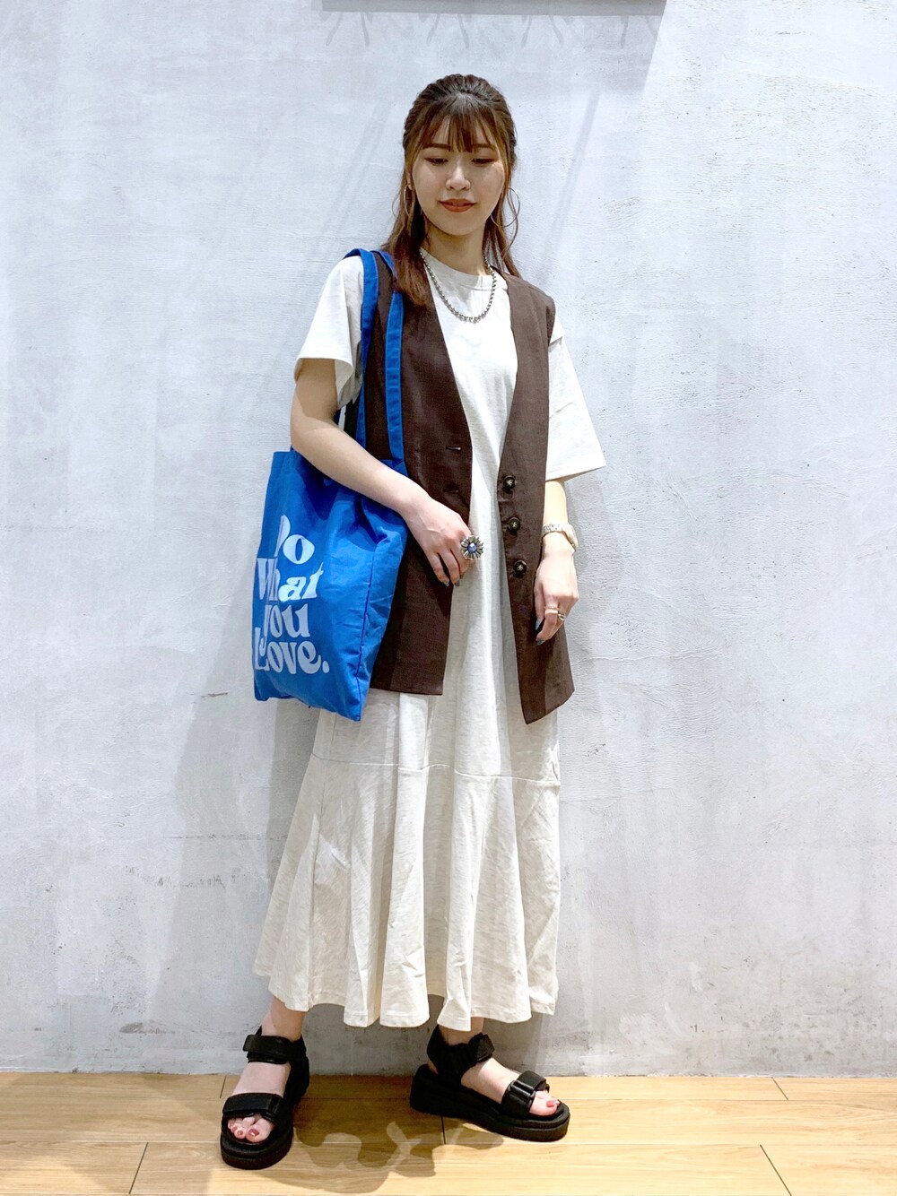 「ワンピース、ジレ、初夏コーデ、スポサン、トートバッグ、青、カットソーワンピース、ティアードワンピース」｜「PAGEBOYのリネンライククリアジレ（その他アウター、ブラウン系）」を使った、ゆきほさん（レディース・159cm）の春コーディネートの1枚目の写真