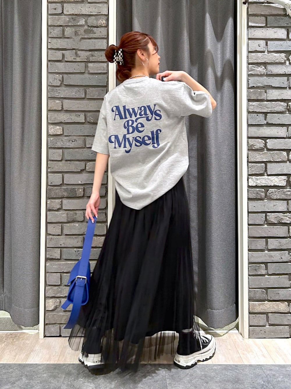 「Tシャツ、夏コーデ、ロゴT、バックプリント、チュールスカート、ブルー×グレー、スニーカー、ユニセックス、オーバーサイズ、骨格ナチュラル」｜「PBLIMのPAGEBOYLIM/ALWAYSロゴT（Tシャツ/カットソー、グレー系）」を使った、ゆきほさん（骨格ナチュラル・レディース・159cm）の夏コーディネートの1枚目の写真