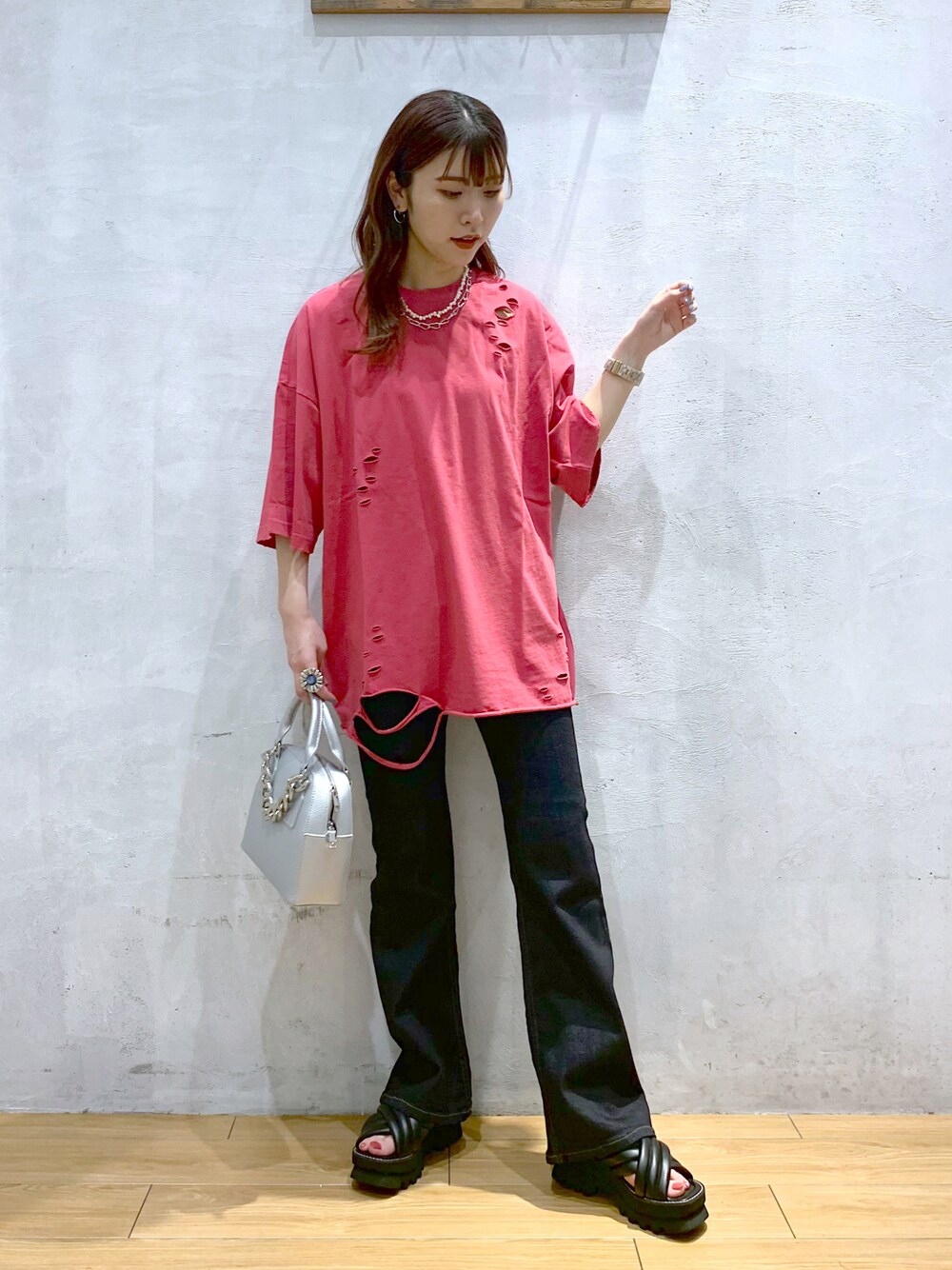 ピンク系のTシャツ/カットソー、ブルー系のデニムパンツ、シルバー系のショルダーバッグを着用したレディースの夏コーディネートの1枚目の写真