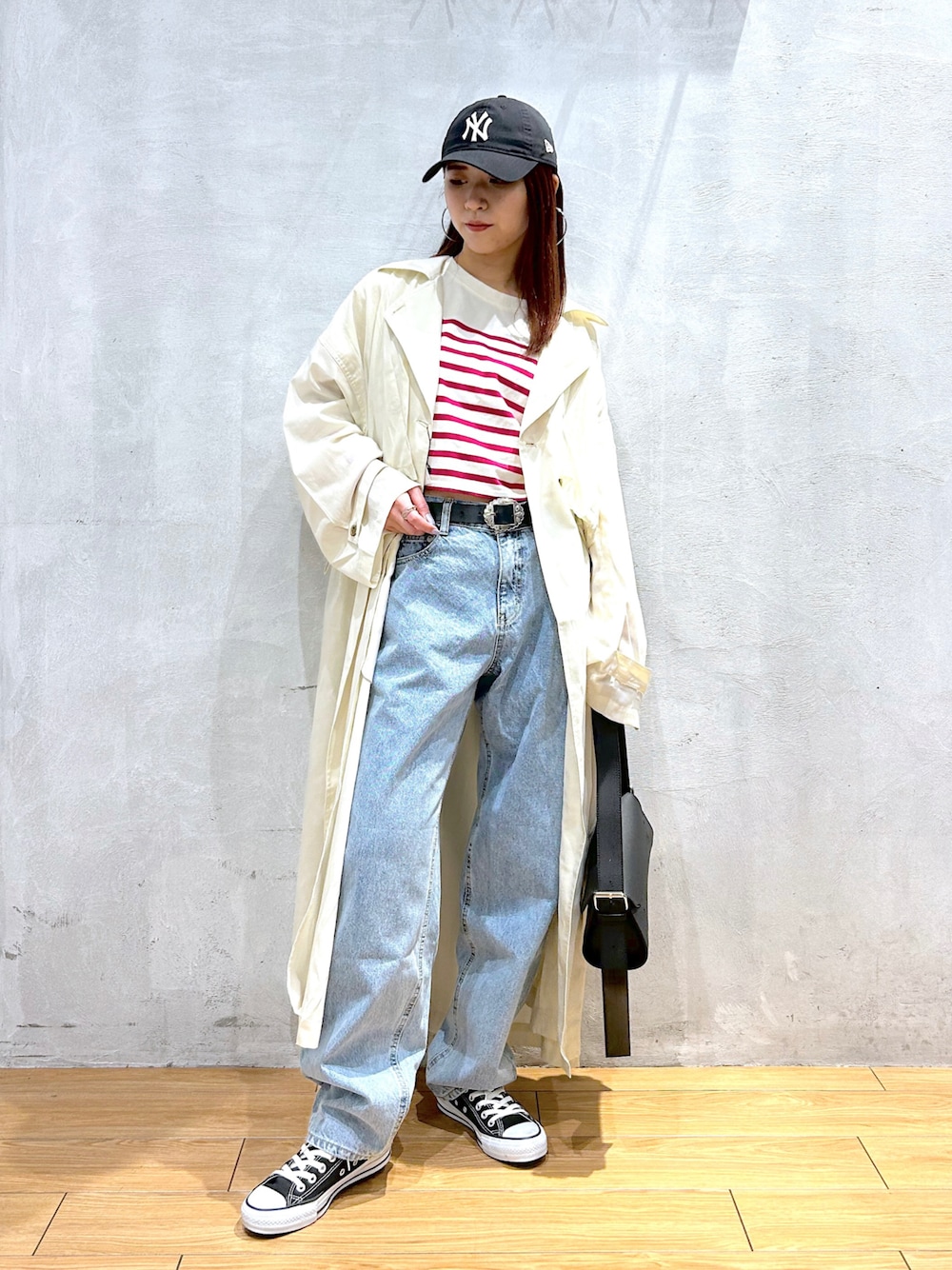 「骨格ナチュラル、ローライズ、デニム、トレンチコート、春コーデ、春アウター、キャップ、ボーダー、オーバーサイズ、メンズコーデ」｜「PAGEBOYのパネルボーダーショートロンT（Tシャツ/カットソー、ピンク系）」を使った、ゆきほさん（骨格ナチュラル・レディース・159cm）の春コーディネートの1枚目の写真