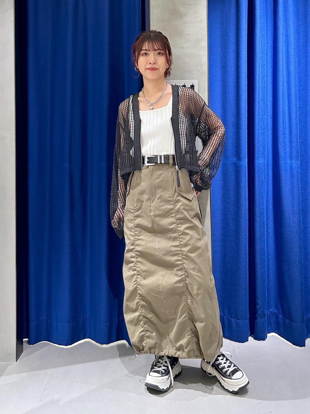 「カーディガン、タンクトップ、スカート、厚底スニーカー、カーキ、メッシュ、夏コーデ、カジュアル、骨格ナチュラル」｜「PAGEBOYのミントヤーンスクエアネックタンク（タンクトップ、ホワイト系）」を使った、ゆきほさん（骨格ナチュラル・レディース・159cm）の夏コーディネートの1枚目の写真