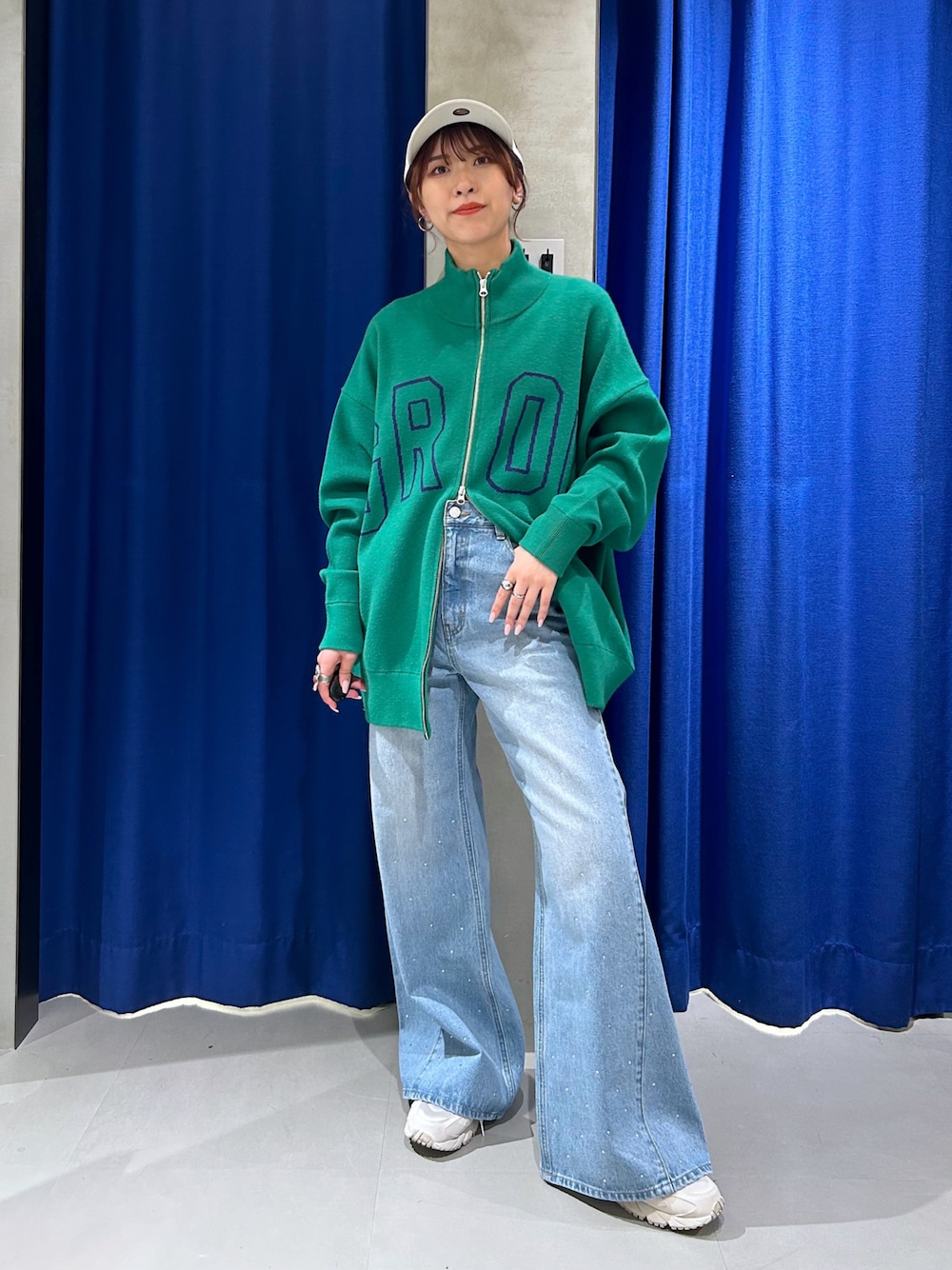 「ユニセックス、オーバーサイズ、春服、グリーン、ニット、カジュアル、ストリート、デニム、ワイドデニム、キャップ、ニューエラ、ニューバランス」｜「PAGEBOYのNEWERA×PB 9TWENTYCAP（キャップ、ホワイト系）」を使った、ゆきほさん（骨格ナチュラル・レディース・159cm）の春コーディネートの1枚目の写真