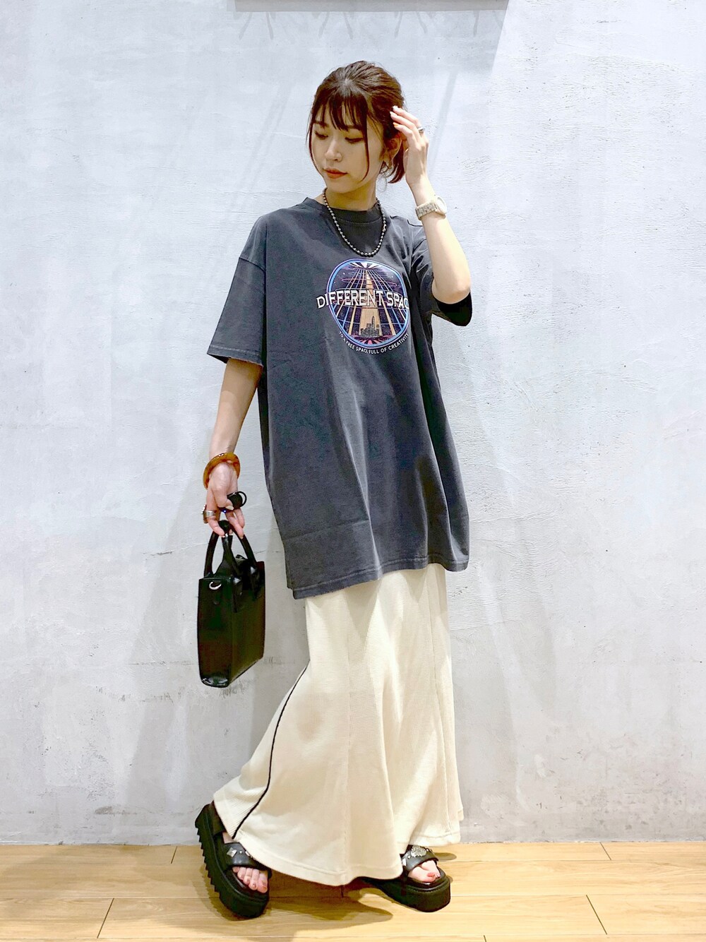 「ビッグT、ロンクスカート、夏コーデ、プリントT、ロックT、ゆるコーデ、厚底サンダル」｜「PAGEBOYのロックチュニックTシャツ（Tシャツ/カットソー、グレー系）」を使った、ゆきほさん（レディース・159cm）の夏コーディネートの1枚目の写真