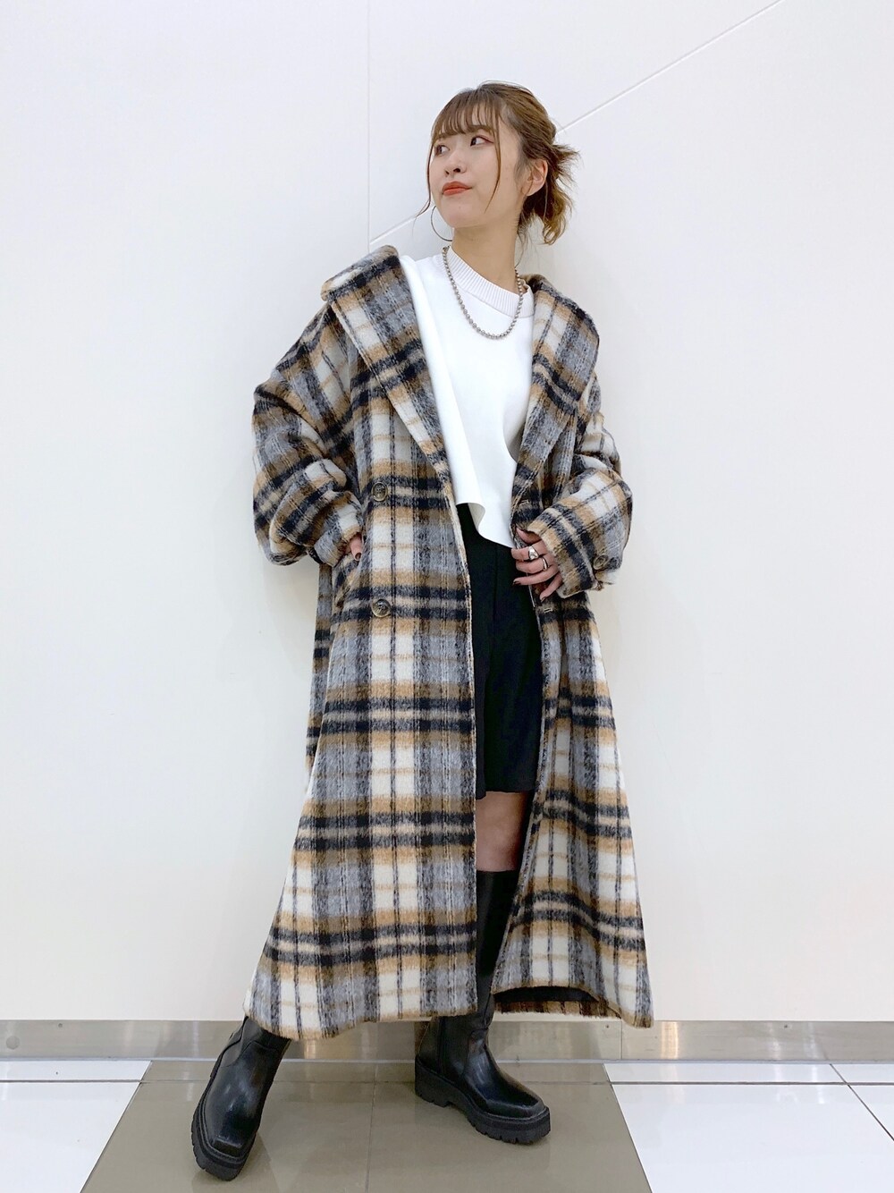 「コート、チェックコート、クリスマス、モノトーン、ロングブーツ、ハーフパンツ、クリスマスに着たい服、カジュアルコーデ、ユニセックス、ロングコート、シャギー」｜「PAGEBOYのウールライクカラーショートパンツ（その他パンツ、ブラック系）」を使った、ゆきほさん（レディース・159cm）の冬コーディネートの2枚目の写真