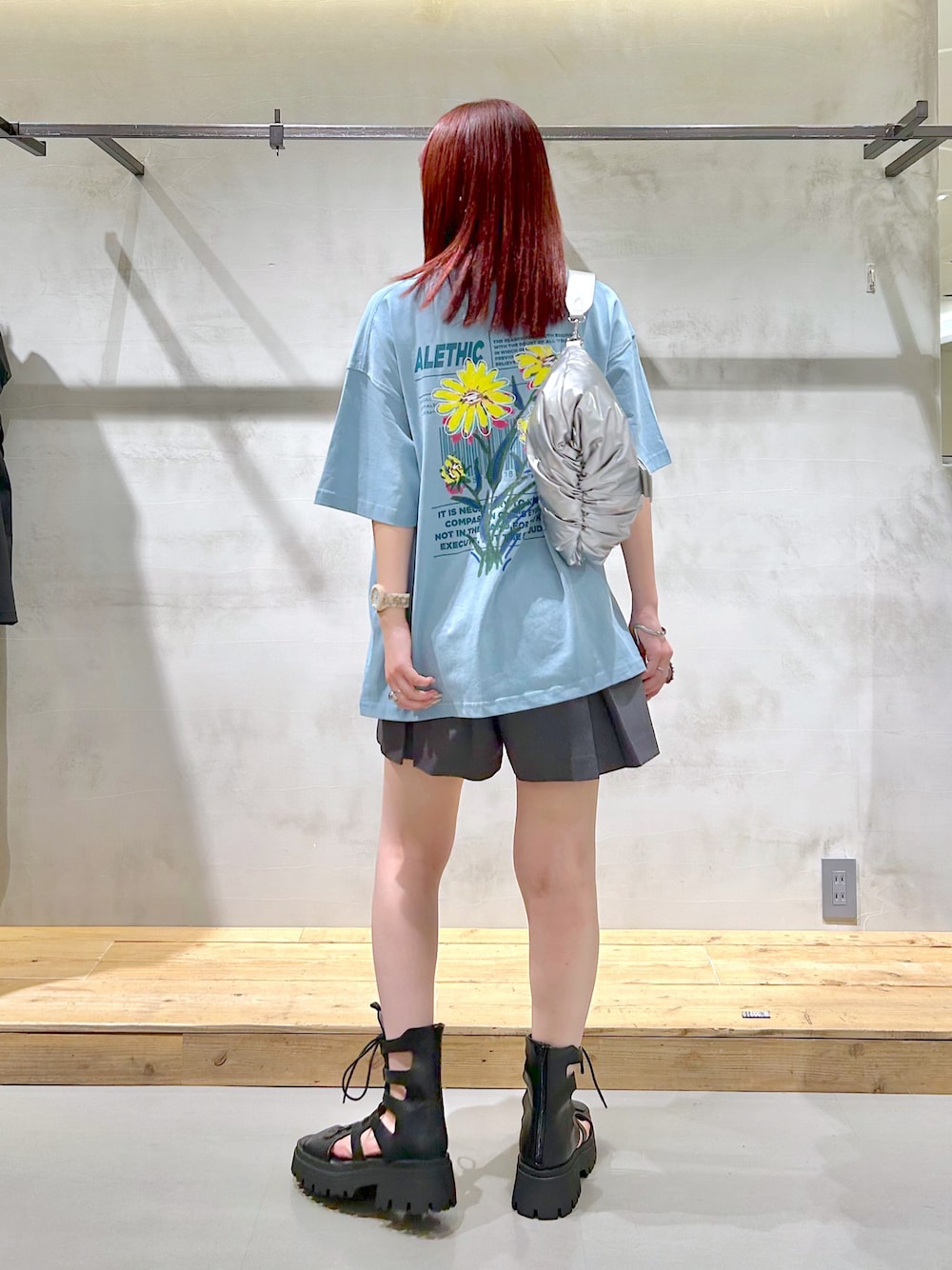 「ユニセックス、プリントT、オーバーサイズ、バックプリント、プリーツパンツ、ミニ丈、ブーツサンダル、サンダル、シルバーバッグ、夏コーデ、Tシャツ、カラーTシャツ」｜「PBLIMのPBLIM/アートフラワーT（Tシャツ/カットソー、ブルー系）」を使った、ゆきほさん（骨格ナチュラル・レディース・159cm）の夏コーディネートの1枚目の写真