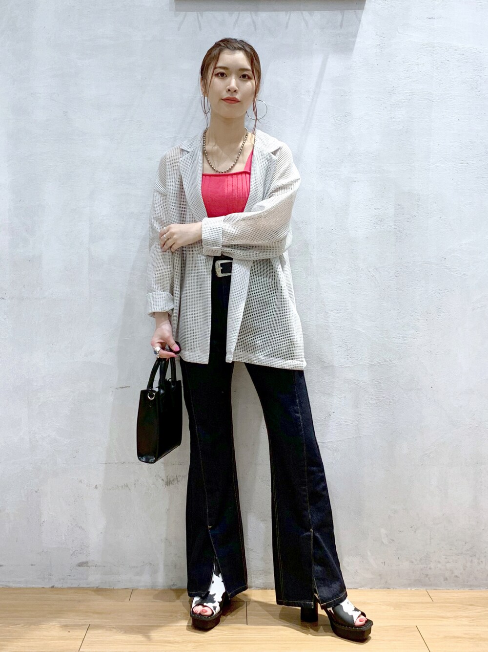 ブルー系のデニムパンツ、ホワイト系のサンダル、ブラック系のショルダーバッグを着用したレディースの春コーディネートの1枚目の写真