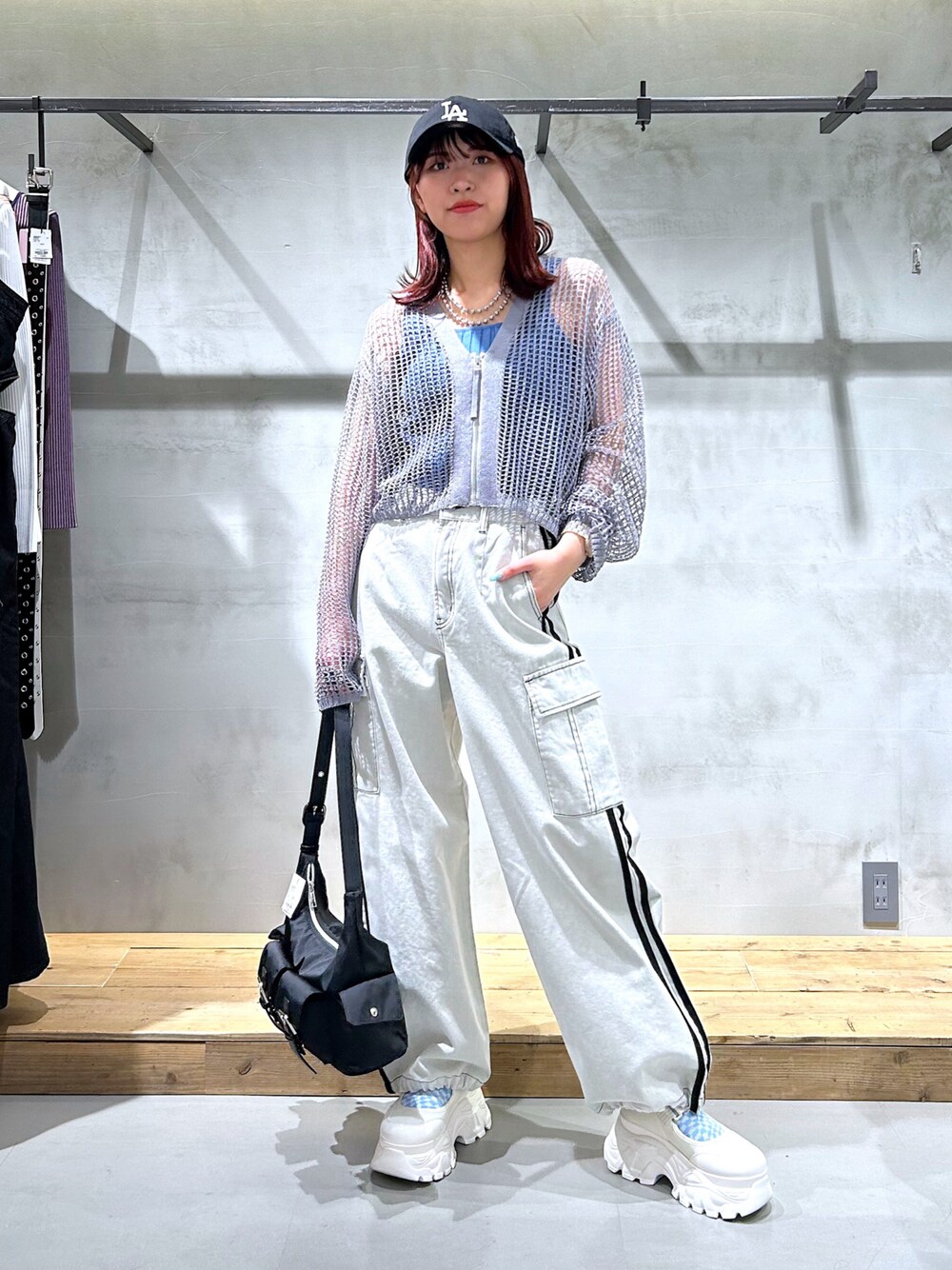 「カーディガン、メッシュ、ラインパンツ、デニムパンツ、カーゴパンツ、キャップ、ショルダーバッグ、春コーデ、夏、厚底スニーカー、カジュアル」｜「PAGEBOYのハトメダブルポケットBAG（ショルダーバッグ、ブラック系）」を使った、ゆきほさん（骨格ナチュラル・レディース・159cm）の夏コーディネートの1枚目の写真