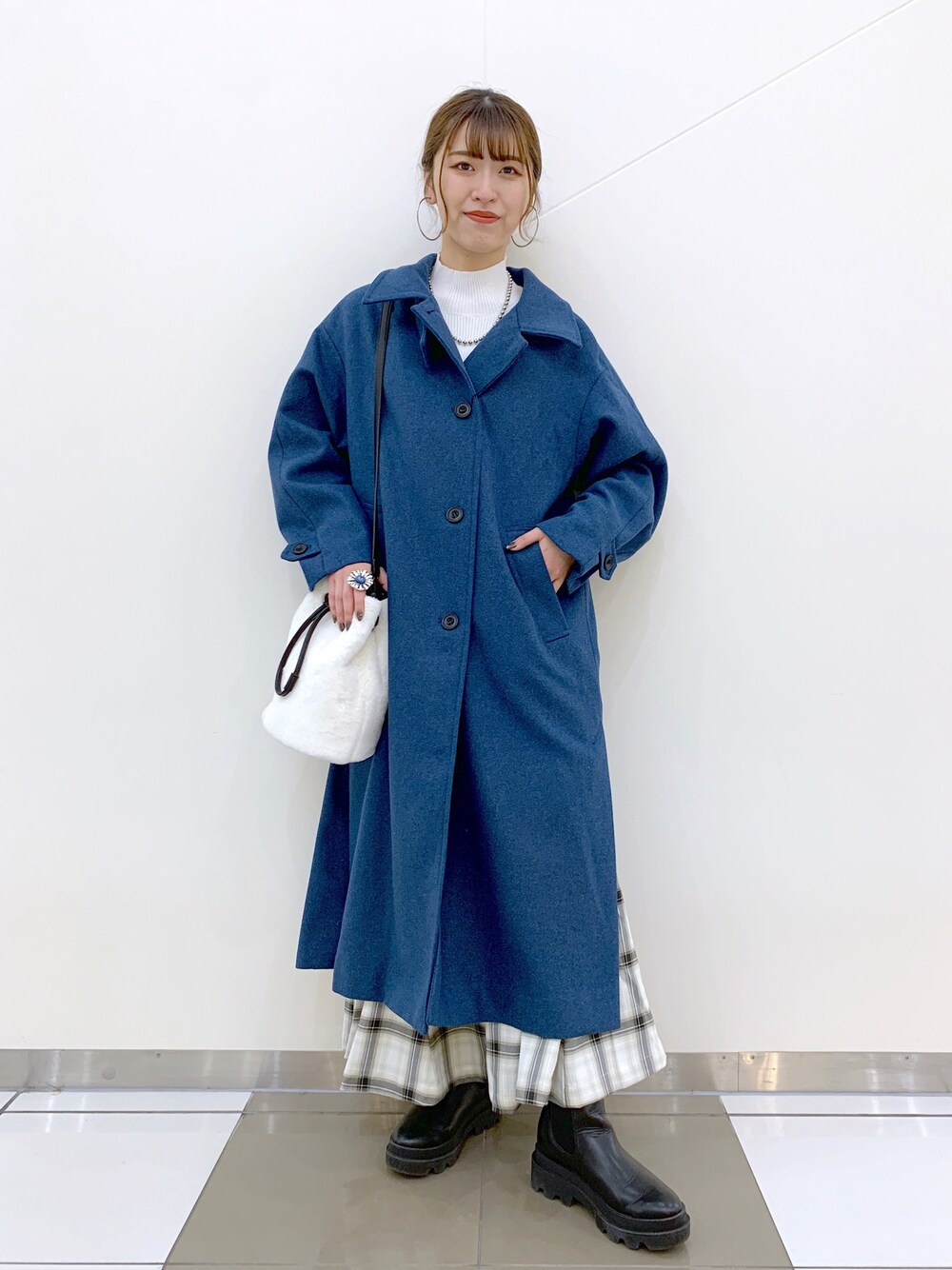 「秋冬コーデ、ロングコート、スタンドネック、ブルー、チェックスカート、カラーコート、冬コーデ、フェミニン、大人カジュアル、ショートブーツ、厚底ブーツ、サイドコアブーツ」｜「PAGEBOYのスタンドネックウールチェスターコート（チェスターコート、グリーン系）」を使った、ゆきほさん（レディース・159cm）の冬コーディネートの1枚目の写真