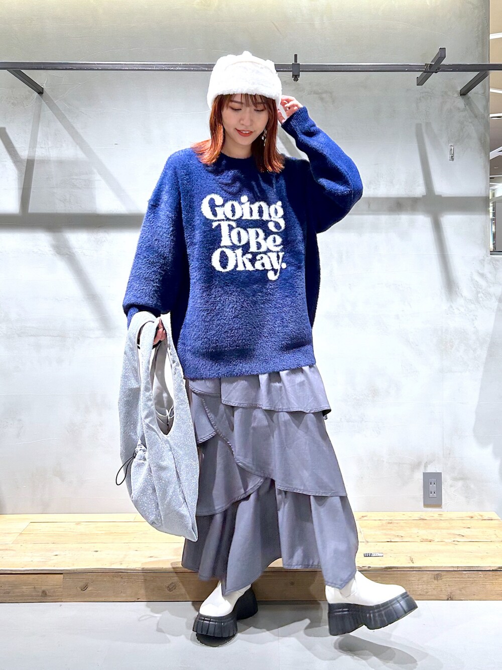 「フライトキャップ、ユニセックス、オーバーサイズ、シャギーニット、ロゴニット、ネイビー、ティアードスカート、ブルー×グレー、厚底ブーツ、ラメバッグ、ラメ」｜「PAGEBOYのフライトキャップ（キャップ、ホワイト系）」を使った、ゆきほさん（骨格ナチュラル・レディース・159cm）の冬コーディネートの1枚目の写真