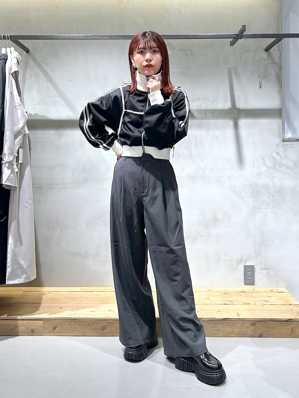 「トラックジャケット、ハーネス、スラックス、モード、スポーツミックス、ローファー、厚底シューズ、春コーデ」｜「PAGEBOYのラメラインショートトラックジャケット（ジャージ、ブラック系）」を使った、ゆきほさん（骨格ナチュラル・レディース・159cm）の春コーディネートの1枚目の写真