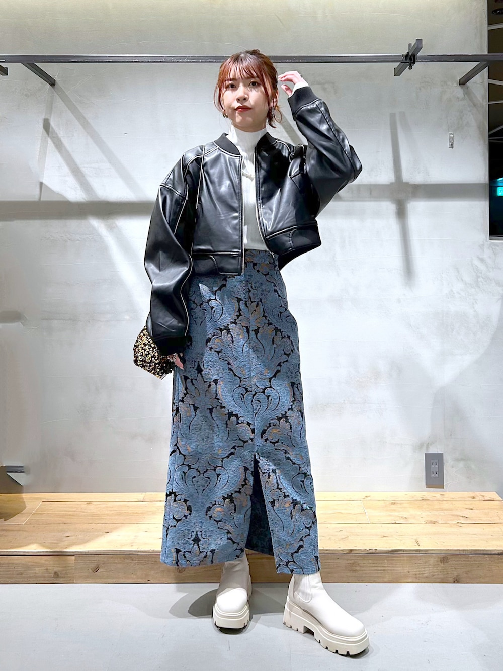 「ファッションを楽しもう、ブルゾン、秋コーデ、冬コーデ、ナロースカート、ジャガード、モード、スパンコール、オトナカジュアル、ショートブーツ、厚底ブーツ、ブルー、デート」｜「PAGEBOYのフェイクレザーパイピングショートブルゾン（ブルゾン、ブラック系）」を使った、ゆきほさん（骨格ナチュラル・レディース・159cm）の秋コーディネートの1枚目の写真