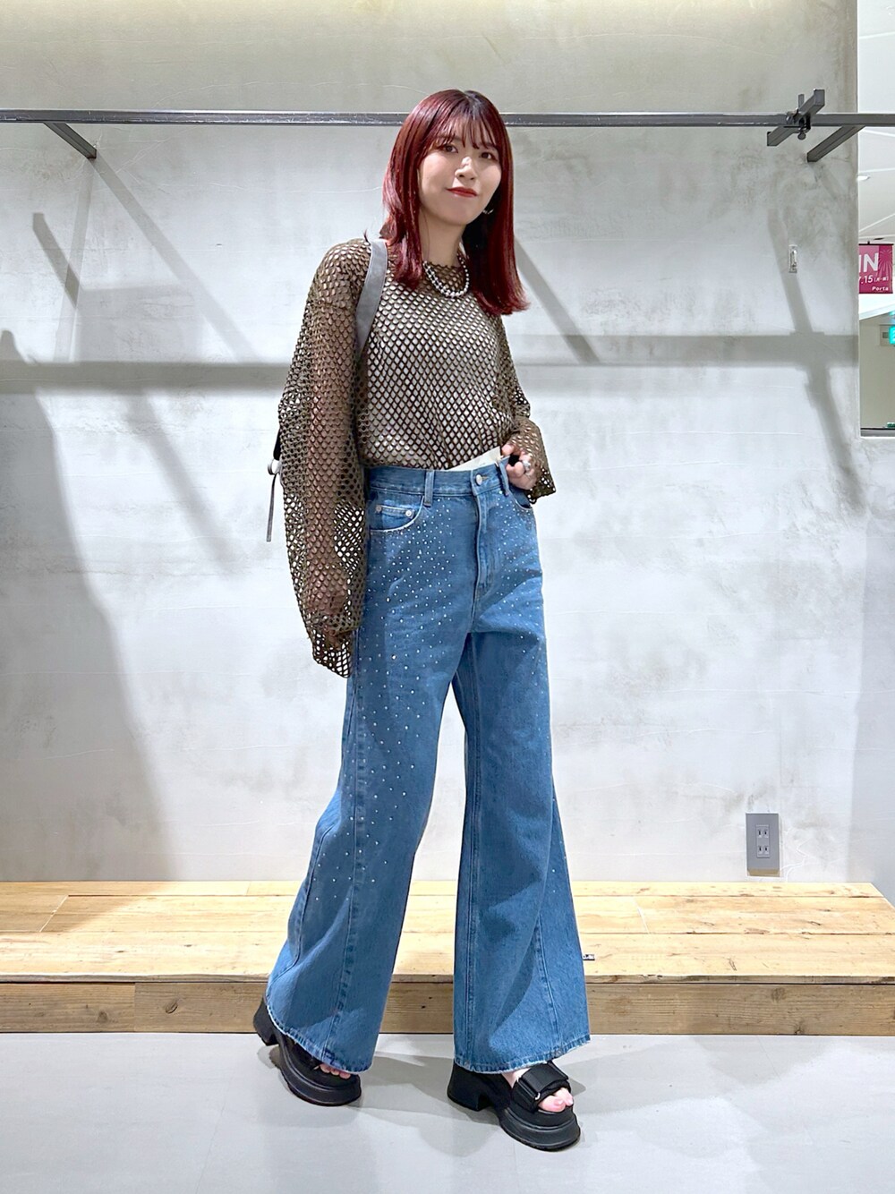 「メッシュ、秋コーデ、カーキ、アースカラー、デニム、ワイドデニム、メッシュトップス、カジュアル」｜「PAGEBOYの<高畠百加着用アイテム>ラインストーンデニム2（デニムパンツ、ブルー系）」を使った、ゆきほさん（骨格ナチュラル・レディース・159cm）の秋コーディネートの1枚目の写真