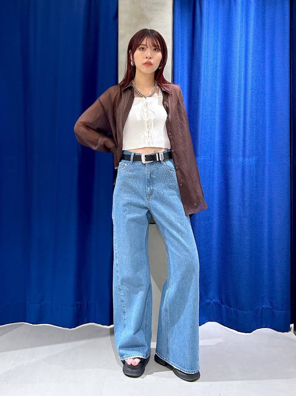 「シアーシャツ、ブラウン、タンクトップ、夏コーデ、きれいめカジュアル、カジュアル、デニム、ワイドデニム、ワイドパンツ」｜「PAGEBOYの<高畠百加着用アイテム>ラインストーンデニム2（デニムパンツ、ブルー系）」を使った、ゆきほさん（骨格ナチュラル・レディース・159cm）の夏コーディネートの1枚目の写真