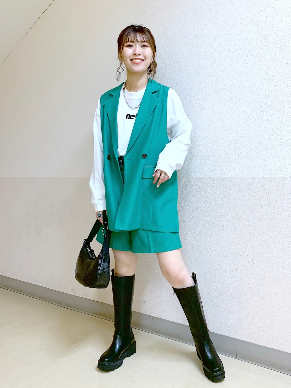 グリーン系のその他アウター、グリーン系のパンツ、ブラック系のブーツを着用したレディースの春コーディネートの1枚目の写真