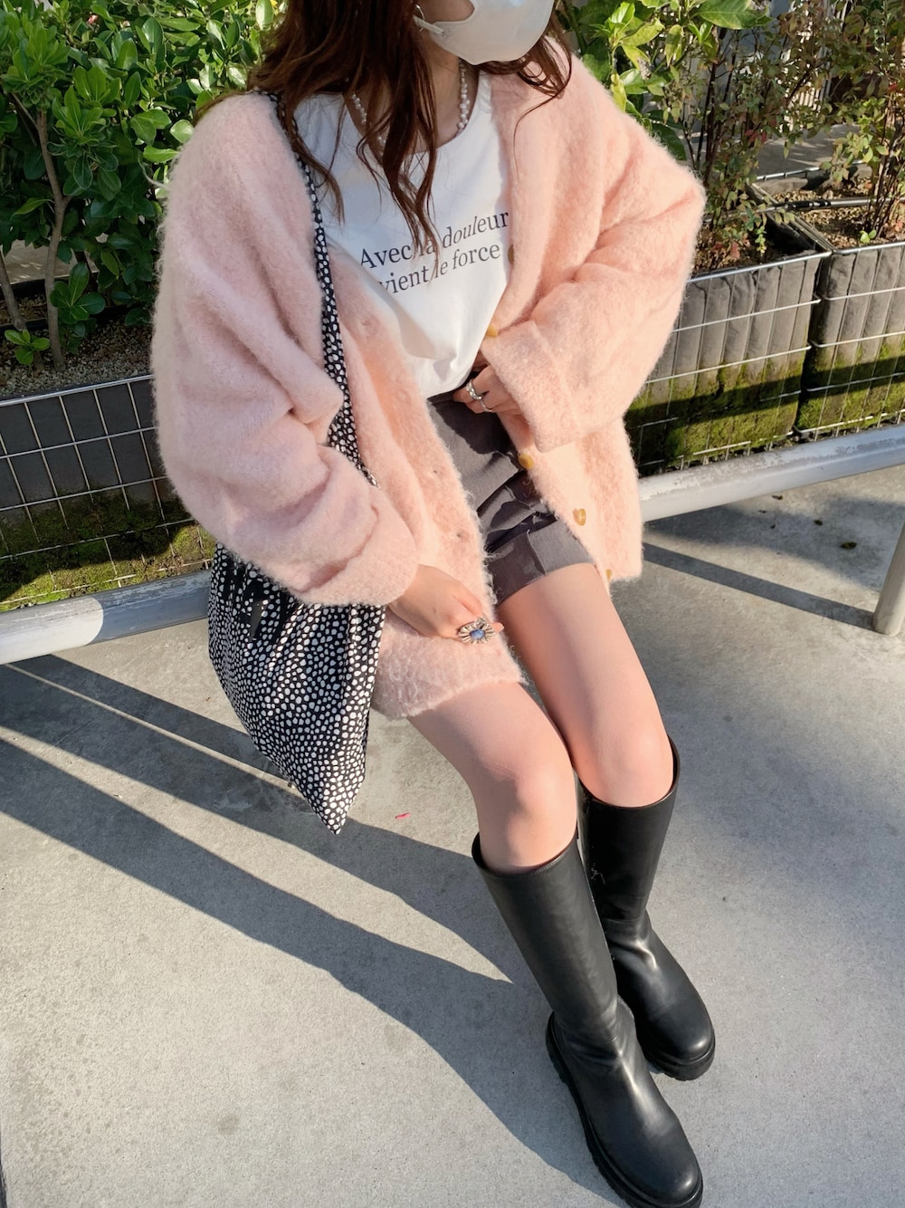 「秋服コーデ、カーディガン、休日スタイル、ピンクベージュ、甘めカジュアルコーデ、大人カジュアル、ロングブーツ、ショートパンツ」｜「LOWRYS FARMのロゴＴＥＥＬＳ　264235（Tシャツ/カットソー、ホワイト系）」を使った、ゆきほさん（骨格ナチュラル・レディース・159cm）の秋コーディネートの1枚目の写真