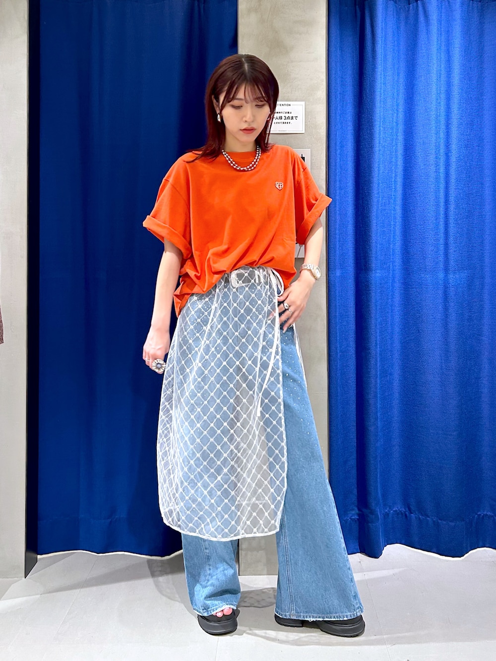 「無地T、レイヤード、レイヤードスタイル、チュールスカート、チュール、デニム、ワイドデニム、オレンジ、夏コーデ」｜「PAGEBOYのチュールレイヤード（スカート、ホワイト系）」を使った、ゆきほさん（骨格ナチュラル・レディース・159cm）の夏コーディネートの1枚目の写真