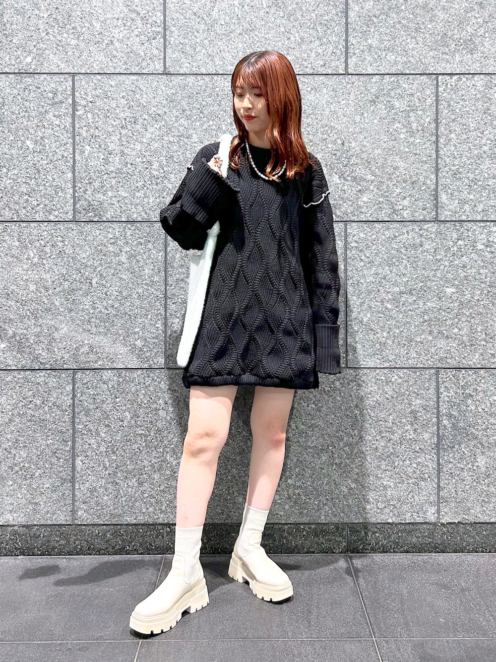 「ニットワンピ、ケーブルニット、チュニックニット、パイピング、ブラックコーデ、トートバッグ、ラメ、ミニ丈、厚底ブーツ、ファッションを楽しもう、オーバーサイズ」｜「PAGEBOYのスポンジケーブルチュニック（ニット/セーター、ブラック系）」を使った、ゆきほさん（骨格ナチュラル・レディース・159cm）の秋コーディネートの1枚目の写真