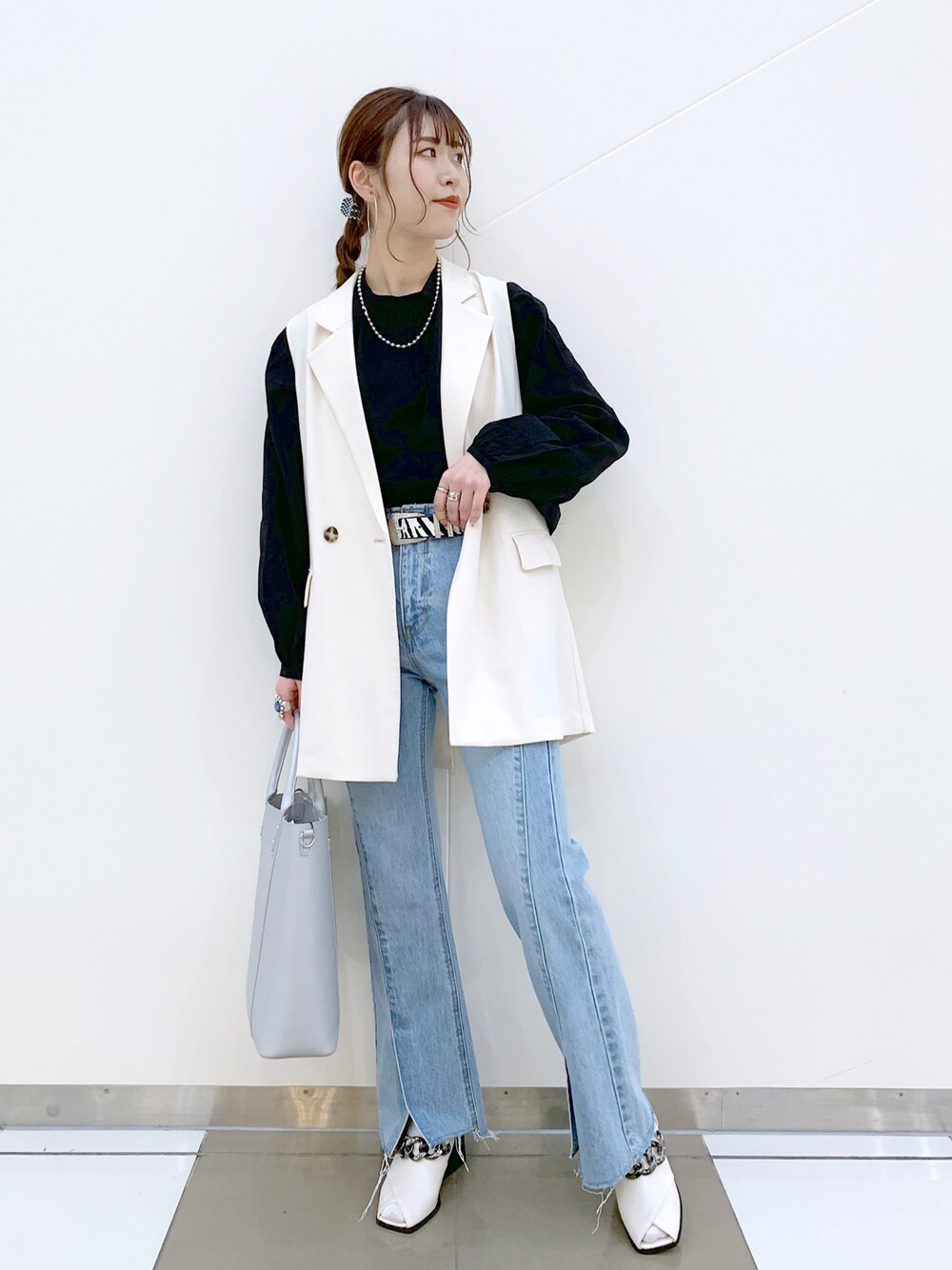 「ジレ、フレアパンツ、デニム、スリットパンツ、大人カジュアル、トレンド、きれいめカジュアル、フレアデニム、ブラウス、ブラウス×デニム」｜「PAGEBOYのモードスタッズトートバッグ（ショルダーバッグ、シルバー系）」を使った、ゆきほさん（レディース・159cm）の春コーディネートの1枚目の写真