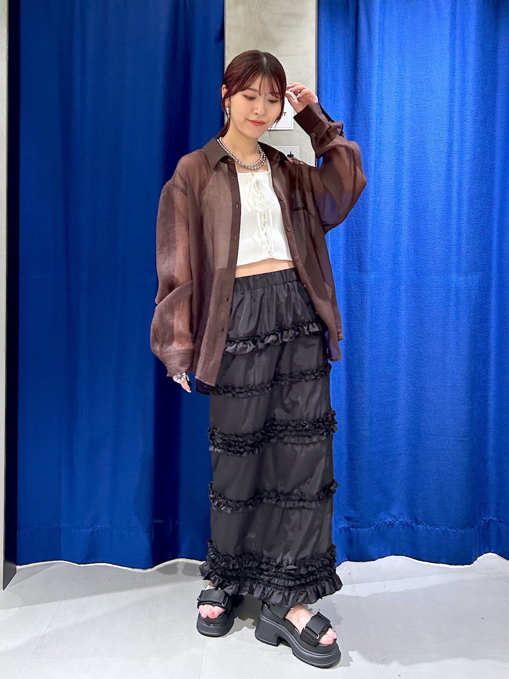 「シアーシャツ、ブラウン、フリルスカート、ナロースカート、夏コーデ、大人コーデ、タンクトップ、レースアップ、シャツ」｜「PAGEBOYのフリルナロースカート（スカート、ブラック系）」を使った、ゆきほさん（骨格ナチュラル・レディース・159cm）の夏コーディネートの1枚目の写真