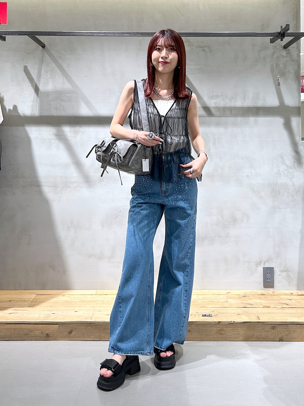 「厚底サンダル、チュール、チュールベスト、デニムパンツ、ワイドデニム、ストーン、ラメ、夏コーデ、大人カジュアル、大人かわいい、デニム、肌見せ」｜「PAGEBOYのチュールギャザーベスト（ベスト、ブラック系）」を使った、ゆきほさん（骨格ナチュラル・レディース・159cm）の夏コーディネートの1枚目の写真