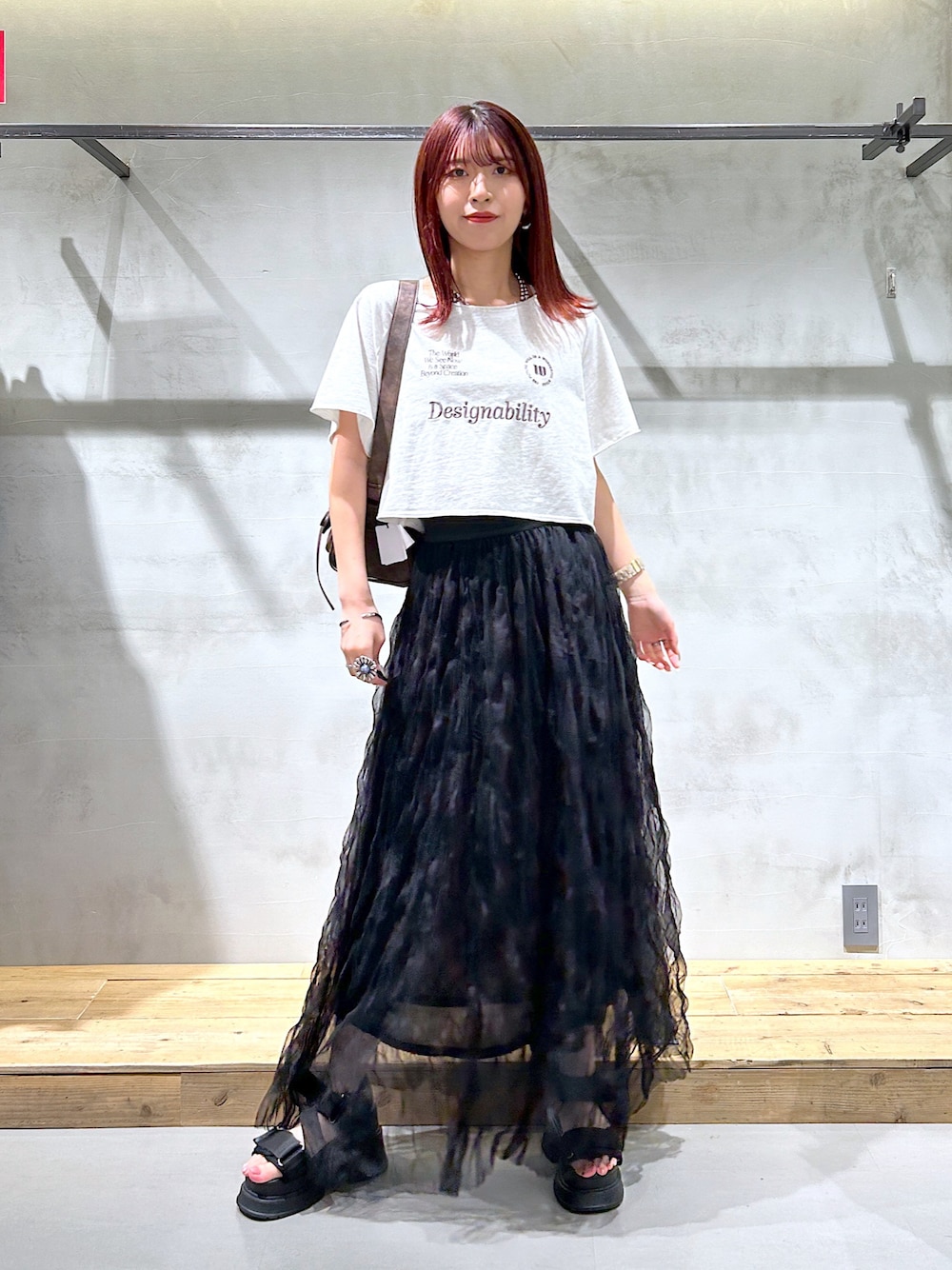 「カットソー、ショート丈トップス、ロングスカート、シアー、ショルダーバッグ、Tシャツ、カジュアル、モノトーン、PAGEBOY、骨格ナチュラル」｜「PAGEBOYのシボシボプリーツスカート（スカート、ブラック系）」を使った、ゆきほさん（骨格ナチュラル・レディース・159cm）の夏コーディネートの1枚目の写真