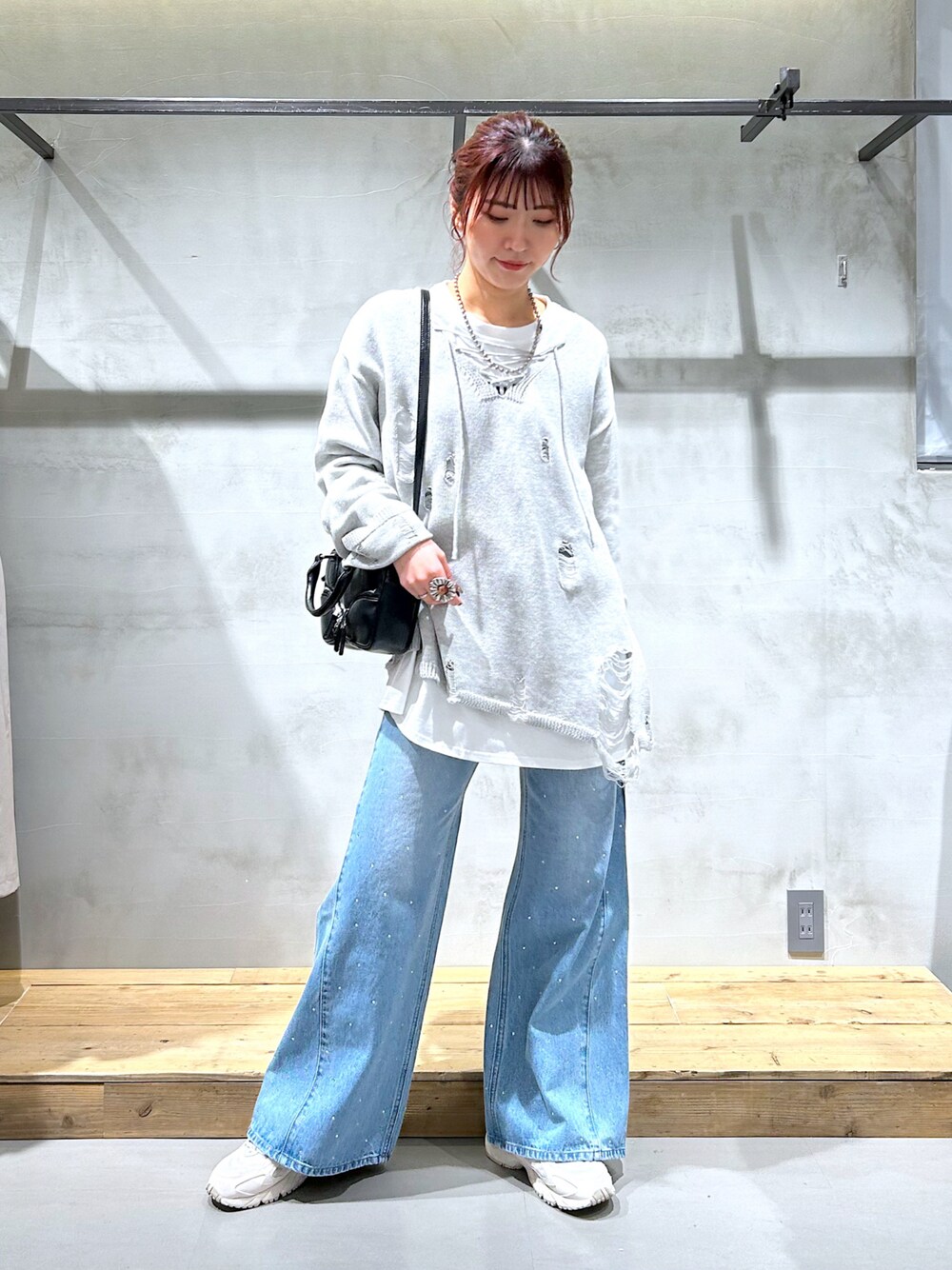 「カジュアル、春コーデ、ダメージニット、オーバーサイズ、デニムパンツ、ワイドデニム、ショルダーバッグ、大人カジュアル、ニューバランス、骨格ナチュラル」｜「PAGEBOYのレースUPユルダメージニット（ニット/セーター、グレー系）」を使った、ゆきほさん（骨格ナチュラル・レディース・159cm）の春コーディネートの1枚目の写真