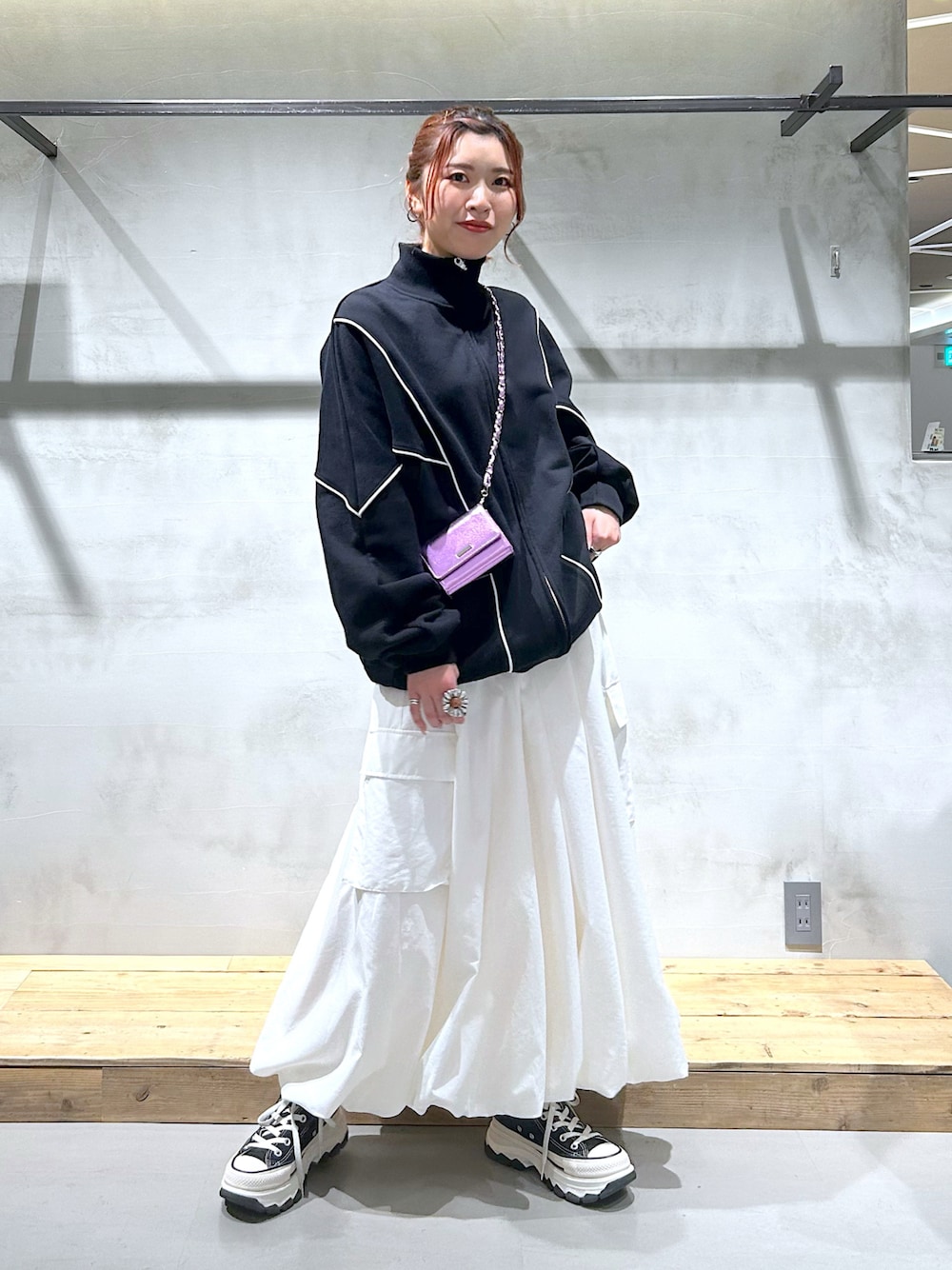 「ラフ、スポーツミックス、トラックジャケット、バルーンスカート、ロングスカート、カジュアルコーデ、オトナカジュアル、コンバース、厚底スニーカー、モノトーン」｜「PAGEBOYのバルーンカーゴスカート（スカート、ホワイト系）」を使った、ゆきほさん（骨格ナチュラル・レディース・159cm）の秋コーディネートの1枚目の写真