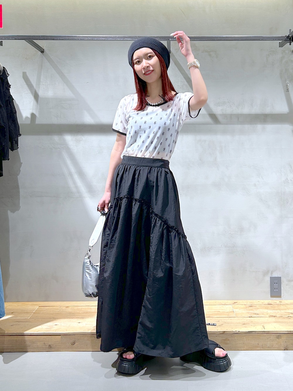 「ボリュームスカート、モノトーン、ベレー帽、モノグラム柄、シアーTシャツ、シアートップス、オトナガーリー、夏コーデ、厚底サンダル、シルバーバッグ」｜「PAGEBOYの<高畠百加着用アイテム>モノグラムシアーT（Tシャツ/カットソー、ホワイト系）」を使った、ゆきほさん（骨格ナチュラル・レディース・159cm）の夏コーディネートの1枚目の写真