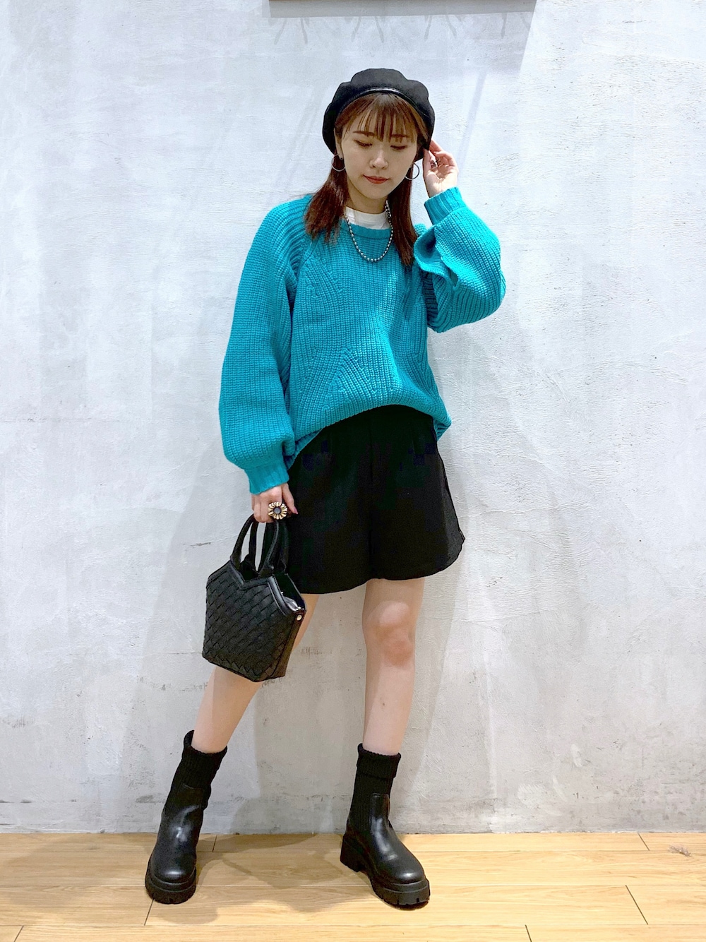 「ニット、スリット、ショートパンツ、ベレー帽、ショートブーツ、ニットブーツ、モード、ターコイズブルー」｜「PAGEBOYのスリットラグランニット（ニット/セーター、ブルー系）」を使った、ゆきほさん（骨格ナチュラル・レディース・159cm）の冬コーディネートの1枚目の写真