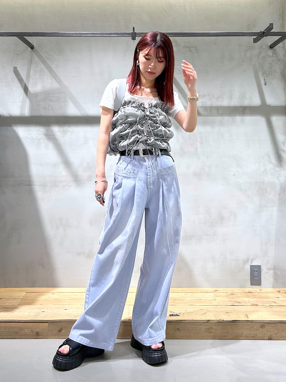 「ビスチェ、シルバー、ヴィンテージライク、カラーパンツ、カラーデニム、ワイドパンツ、タックパンツ、厚底サンダル、カジュアル、夏コーデ」｜「PAGEBOYの<高畠百加着用アイテム>2WAYグロッシービスチェ（その他トップス、シルバー系）」を使った、ゆきほさん（骨格ナチュラル・レディース・159cm）の夏コーディネートの1枚目の写真