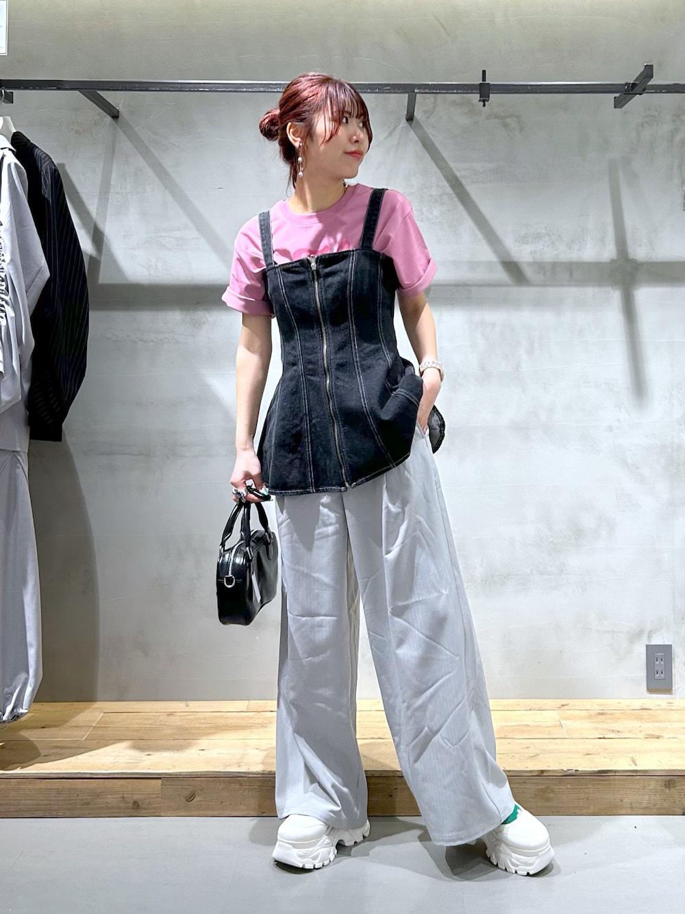 「デニムビスチェ、ビスチェ、スラックス、グレー、夏コーデ、Tシャツ、大人カジュアル、夏だ！Tシャツ着よう！、ピンクコーデ、レイヤードスタイル」｜「PAGEBOYのヴィンテージボストンバッグ（ボストンバッグ、ブラック系）」を使った、ゆきほさん（骨格ナチュラル・レディース・159cm）の夏コーディネートの1枚目の写真