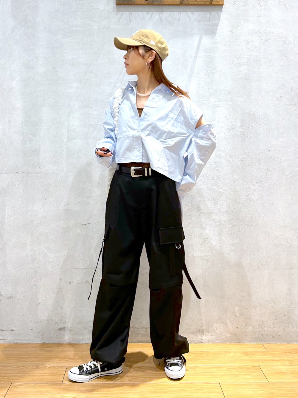 「メンズライク、ショート丈トップス、シャツ、キャップ、カーゴパンツ、肌見せ、韓国ストリート、骨格ナチュラル、春コーデ」｜「PAGEBOYのNEWERA/9TWENTY（キャップ、ベージュ系）」を使った、ゆきほさん（骨格ナチュラル・レディース・159cm）の春コーディネートの1枚目の写真