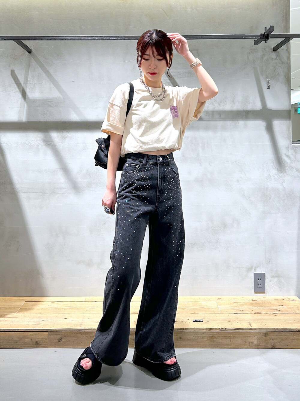 「ユニセックス、オーバーサイズ、Tシャツ、バックプリント、フラワープリント、ベージュ、ワイドデニム、ワイドパンツ、アレンジ、ハンドバッグ、夏コーデ、カジュアル」｜「PBLIMのPBLIM/アートフラワーT（Tシャツ/カットソー、ベージュ系）」を使った、ゆきほさん（骨格ナチュラル・レディース・159cm）の夏コーディネートの1枚目の写真
