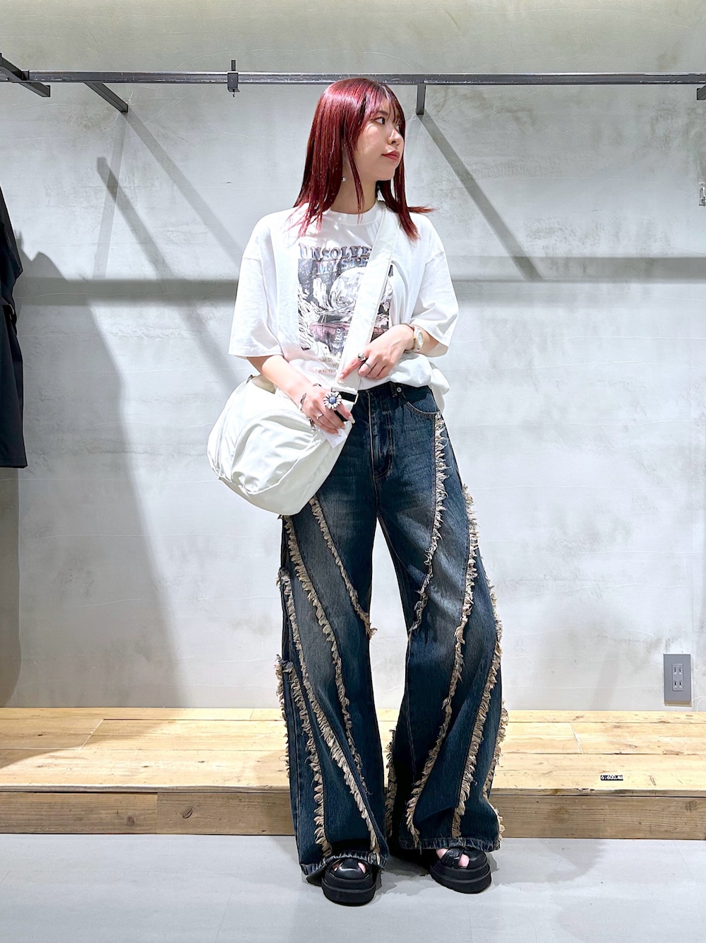 「オーバーサイズ、Tシャツ、ロックT、プリントT、y2k、デニム、ワイドデニム、デザインデニム、ヴィンテージライク、カジュアル」｜「PAGEBOYのフリンジワイドデニム（デニムパンツ、ブルー系）」を使った、ゆきほさん（骨格ナチュラル・レディース・159cm）の夏コーディネートの1枚目の写真