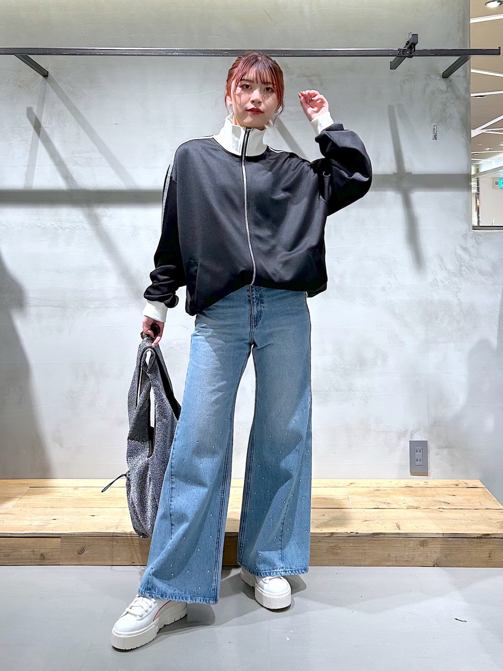 「トラックジャケット、スポーツミックス、デニムパンツ、ワイドデニム、ラインストーン、春コーデ、ラフコーデ、カジュアルコーデ、トレンド」｜「PAGEBOYの【なごみさん着用アイテム】ラインストーンデニム（デニムパンツ、ブルー系）」を使った、ゆきほさん（骨格ナチュラル・レディース・159cm）の春コーディネートの1枚目の写真