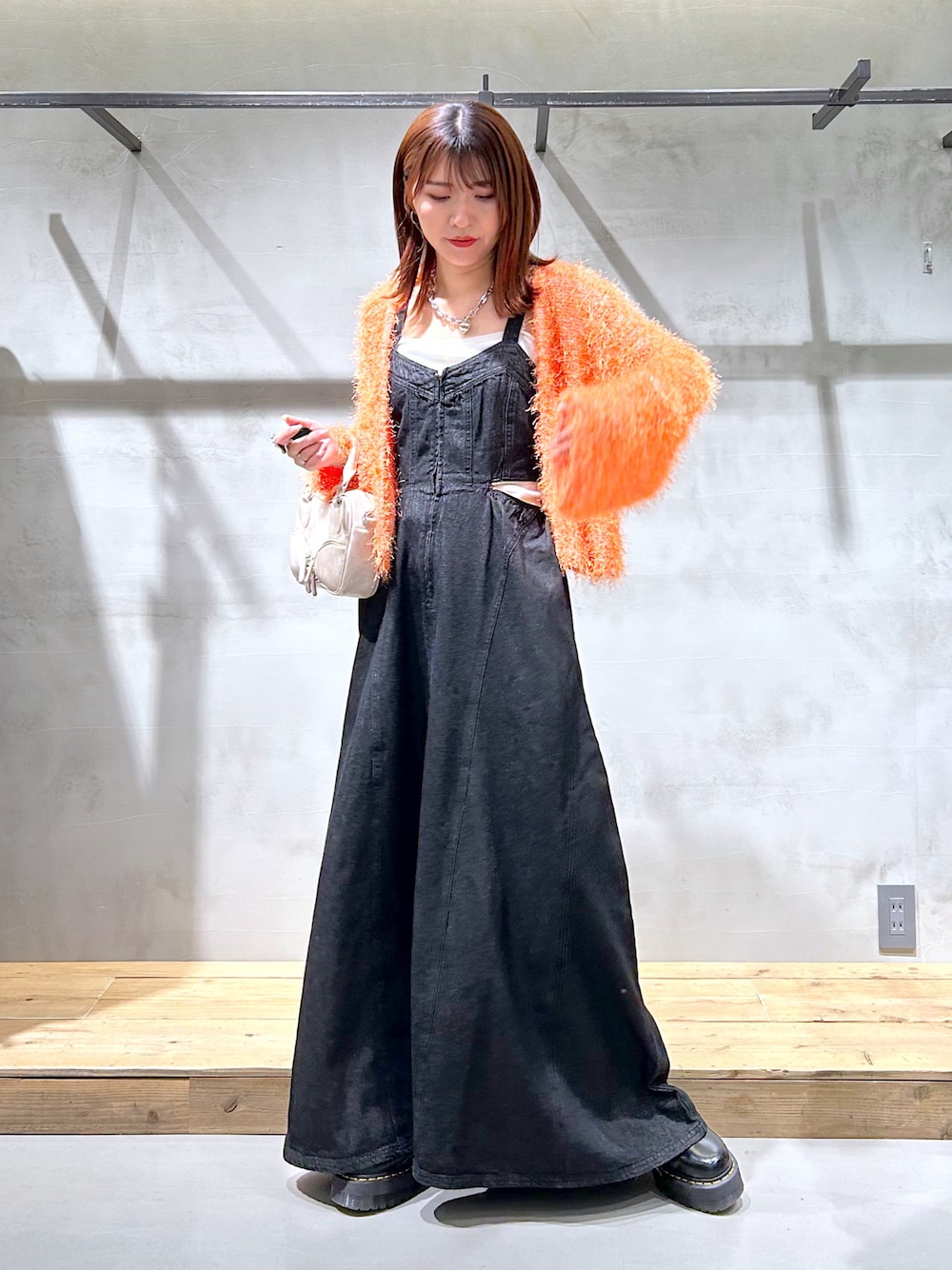 「デニムワンピース、カーディガン、オレンジ、ワンピース、カジュアル、春コーデ」｜「PAGEBOYの【なごみさん着用アイテム】サイドZIPデニムワンピース（ワンピース、ブラック系）」を使った、ゆきほさん（骨格ナチュラル・レディース・159cm）の春コーディネートの1枚目の写真