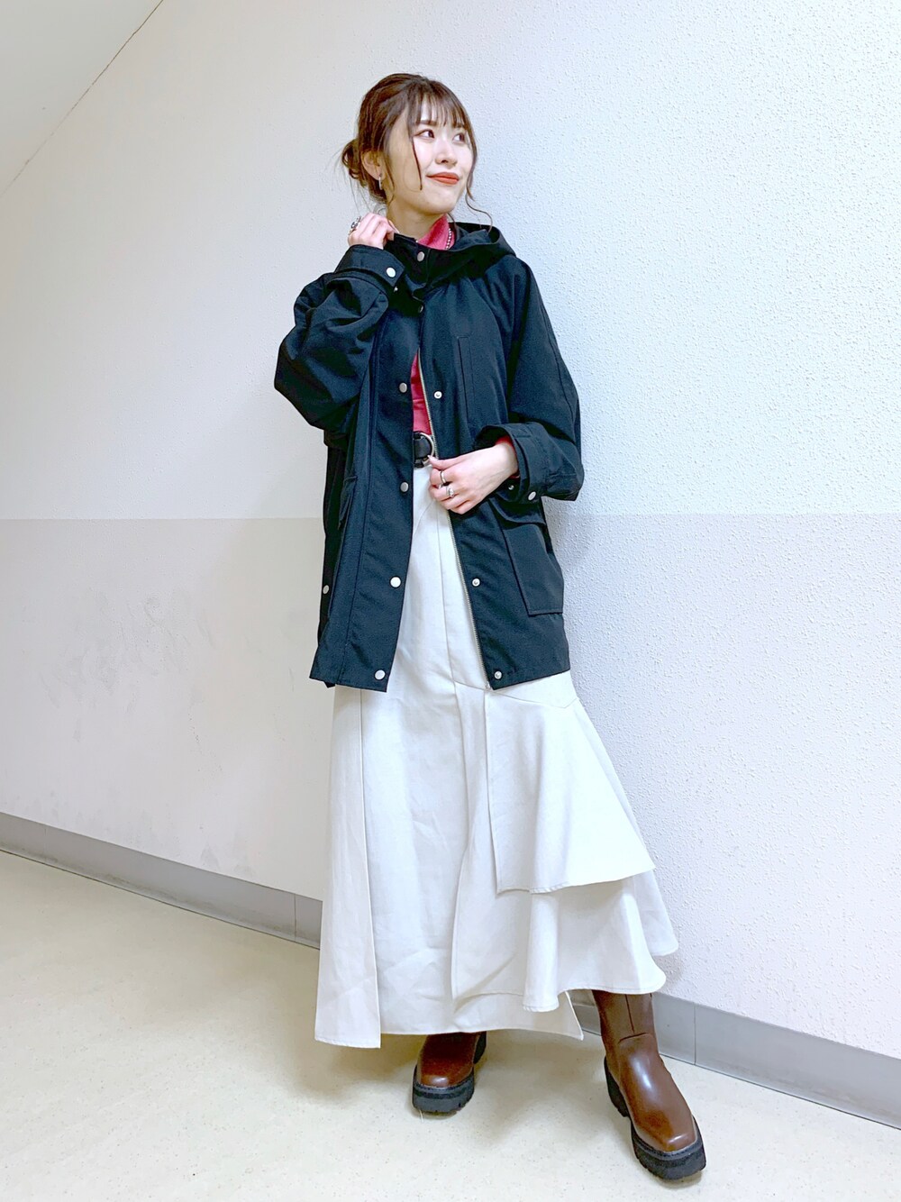 「マウンテンパーカー、スカート、ティアードスカート、おしゃれさんと繋がりたい、ロングブーツ、春コーデ、カジュアル、大人カジュアル」｜「PAGEBOYのスナップスリットマウンパ（マウンテンパーカー、ブラック系）」を使った、ゆきほさん（レディース・159cm）の春コーディネートの1枚目の写真