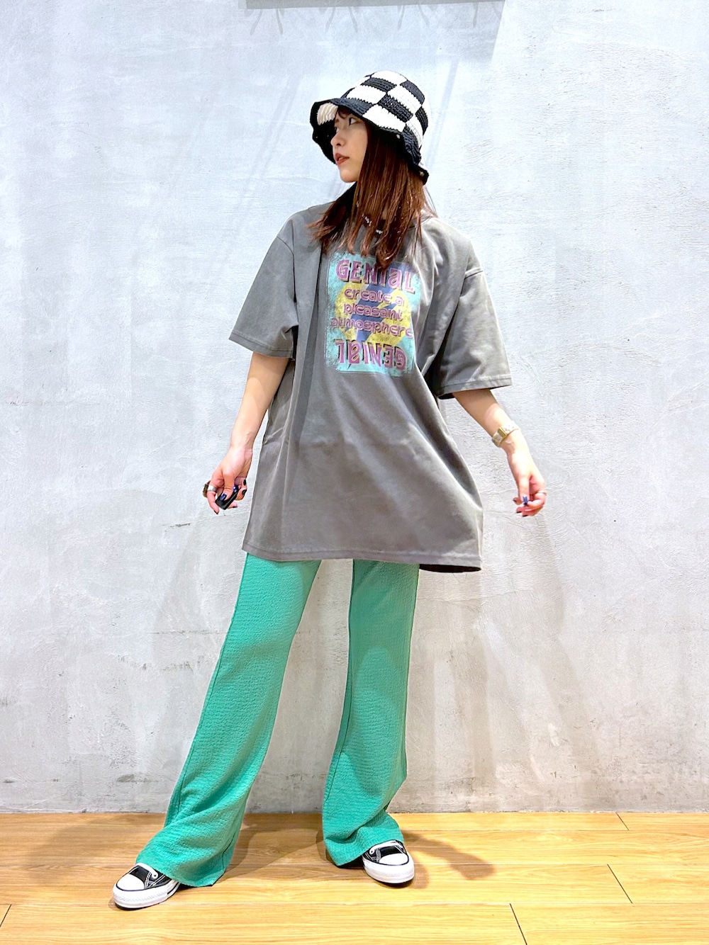 「ストリート、Tシャツ、オーバーサイズ、プリントT、ロックT、バケハ、フレアパンツ、グリーン、ラフ、骨格ナチュラル」｜「PAGEBOYのチェッカーバケハ（ハット、ホワイト系）」を使った、ゆきほさん（骨格ナチュラル・レディース・159cm）の春コーディネートの1枚目の写真