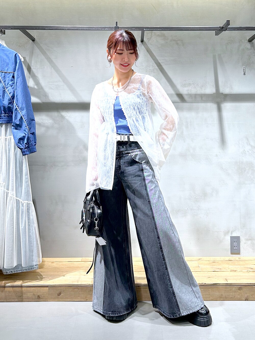 「レースブラウス、ブラウス、ワイドデニム、デニムパンツ、ワイドパンツ、キリカエデザイン、キャミソール、春服、オトナカジュアル、デニム」｜「PAGEBOYのキリカエデニムパンツ（デニムパンツ、ブラック系）」を使った、ゆきほさん（骨格ナチュラル・レディース・159cm）の春コーディネートの1枚目の写真