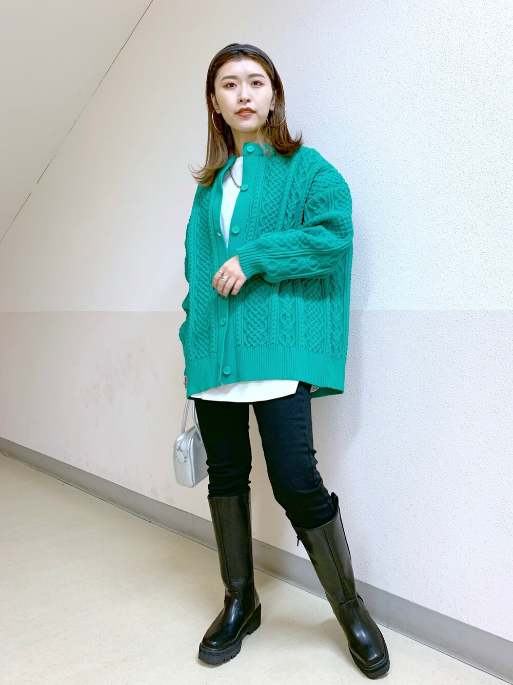 「ケーブルカーディガン、グリーン、春カラー、春コーデ、スキニー、ロングブーツ、シルバーバッグ、カジュアル、秋冬コーデ、オトナカジュアル」｜「PAGEBOYのクラシックロングブーツ（ブーツ、ブラック系）」を使った、ゆきほさん（レディース・159cm）の冬コーディネートの1枚目の写真