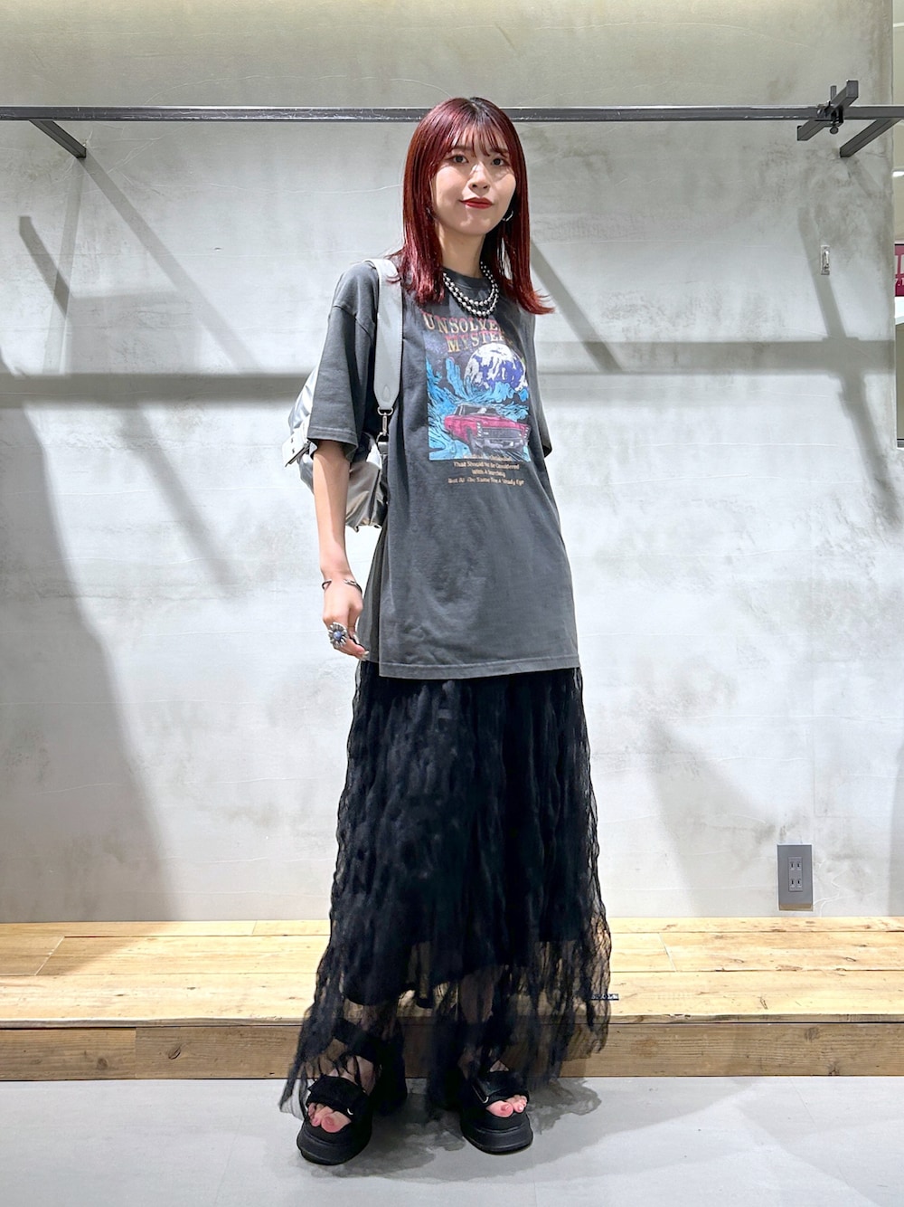「Tシャツ、オーバーサイズ、ヴィンテージライク、スカート、楽ちんコーデ、ラフ、夏コーデ、夏だ！Tシャツ着よう！、プリントT、ロックT」｜「PAGEBOYのカーロックプリントT（Tシャツ/カットソー、グレー系）」を使った、ゆきほさん（骨格ナチュラル・レディース・159cm）の夏コーディネートの1枚目の写真