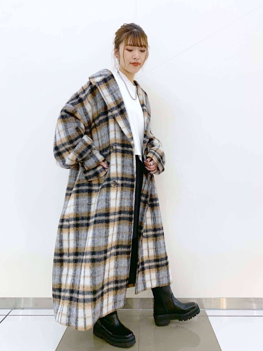 「コート、チェックコート、クリスマス、モノトーン、ロングブーツ、ハーフパンツ、クリスマスに着たい服、カジュアルコーデ、ユニセックス、ロングコート、シャギー」｜「PAGEBOYのウールライクカラーショートパンツ（その他パンツ、ブラック系）」を使った、ゆきほさん（レディース・159cm）の冬コーディネートの3枚目の写真