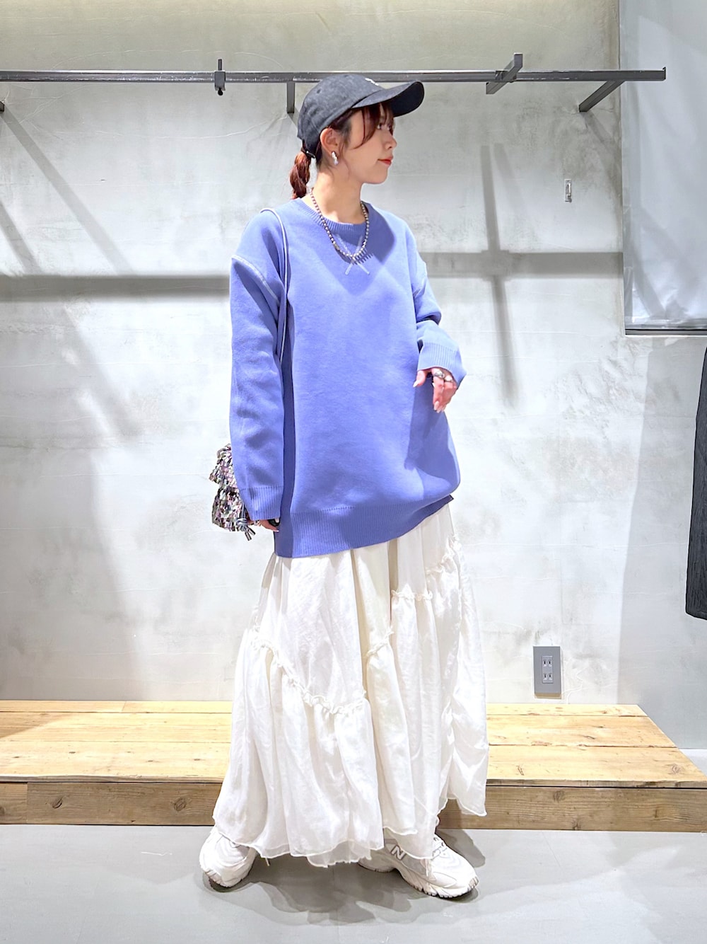 「オーバーサイズ、ニット、ロングスカート、ラベンダー、ブルー、春カラー、キャップ、スニーカー、ニューバランス、ショルダーバッグ、ラメバッグ、スパンコール」｜「PAGEBOYのルーズスウェットニット/WEB限定カラーあり（ニット/セーター、ブルー系）」を使った、ゆきほさん（骨格ナチュラル・レディース・159cm）の春コーディネートの1枚目の写真