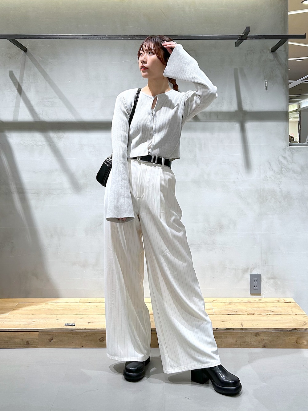「春コーデ、春服、春色、ワントーンコーデ、春ニット、ショート丈トップス、スラックス、ピンストライプ、ホワイトパンツ、きれいめカジュアル」｜「PAGEBOYのスタンダードスラックス（スラックス、ホワイト系）」を使った、ゆきほさん（骨格ナチュラル・レディース・159cm）の春コーディネートの1枚目の写真