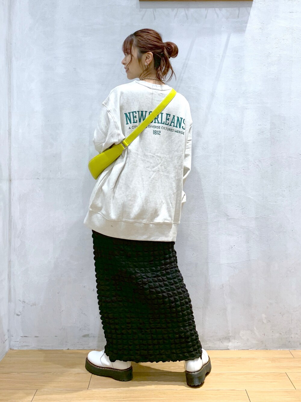 「スウェット、カレッジロゴ、ポコポコ、春服デビュー宣言、春、ラフコーデ、カジュアル、オーバーサイズ、ゆるコーデ」｜「PAGEBOYのクラックカレッジBIGスウェット（スウェット、ベージュ系）」を使った、ゆきほさん（骨格ナチュラル・レディース・159cm）の春コーディネートの1枚目の写真