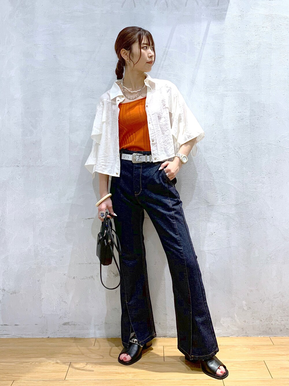 「カジュアル、シャツ、JEANASiS、ショート丈トップス、デニム、フレアパンツ、夏コーデ、お出かけコーデ、オレンジ」｜「PAGEBOYのデザインリブニットタンク（タンクトップ、オレンジ系）」を使った、ゆきほさん（レディース・159cm）の夏コーディネートの1枚目の写真