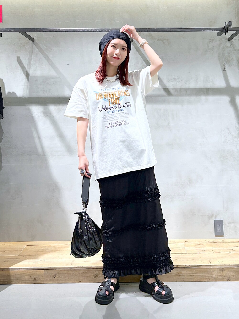 「ロゴT、カジュアル、Tシャツコーデ、フリルスカート、ナロースカート、モノトーン、大人カジュアル、グルカサンダル、ハンドバッグ、エナメルバッグ、ベレー帽、夏コーデ」｜「PAGEBOYのアソートグラフィックルーズT（Tシャツ/カットソー、ホワイト系）」を使った、ゆきほさん（骨格ナチュラル・レディース・159cm）の夏コーディネートの1枚目の写真