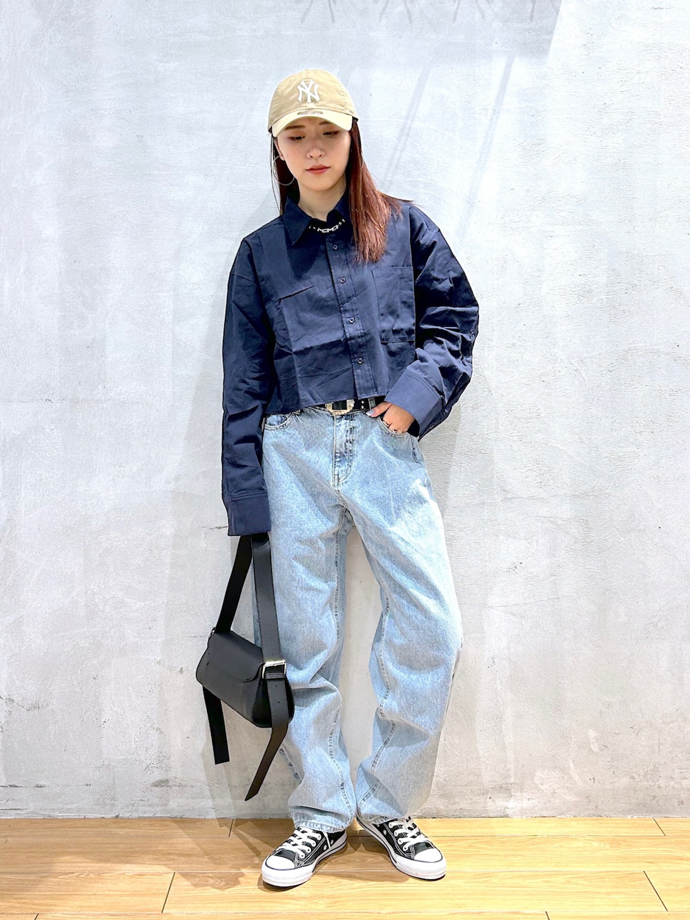 「春コーデ、シャツ、ショート丈トップス、デニム、メンズライク、ローライズ、ハンドバッグ、キャップ、骨格ナチュラル、大人カジュアル、春服デビュー宣言」｜「PAGEBOYのローライズジーンズ（デニムパンツ、ブルー系）」を使った、ゆきほさん（骨格ナチュラル・レディース・159cm）の春コーディネートの1枚目の写真