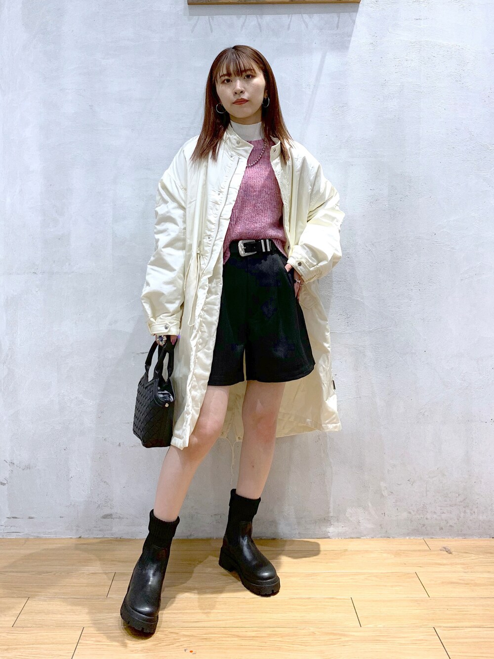 「冬コーデ、セール、モッズコート、冬アウター、ショートパンツ、カジュアルコーデ、ピンクニット、ショートブーツ、PAGEBOY、モード」｜「PAGEBOYのハイネックリブニット（ニット/セーター、ホワイト系）」を使った、ゆきほさん（骨格ナチュラル・レディース・159cm）の冬コーディネートの1枚目の写真